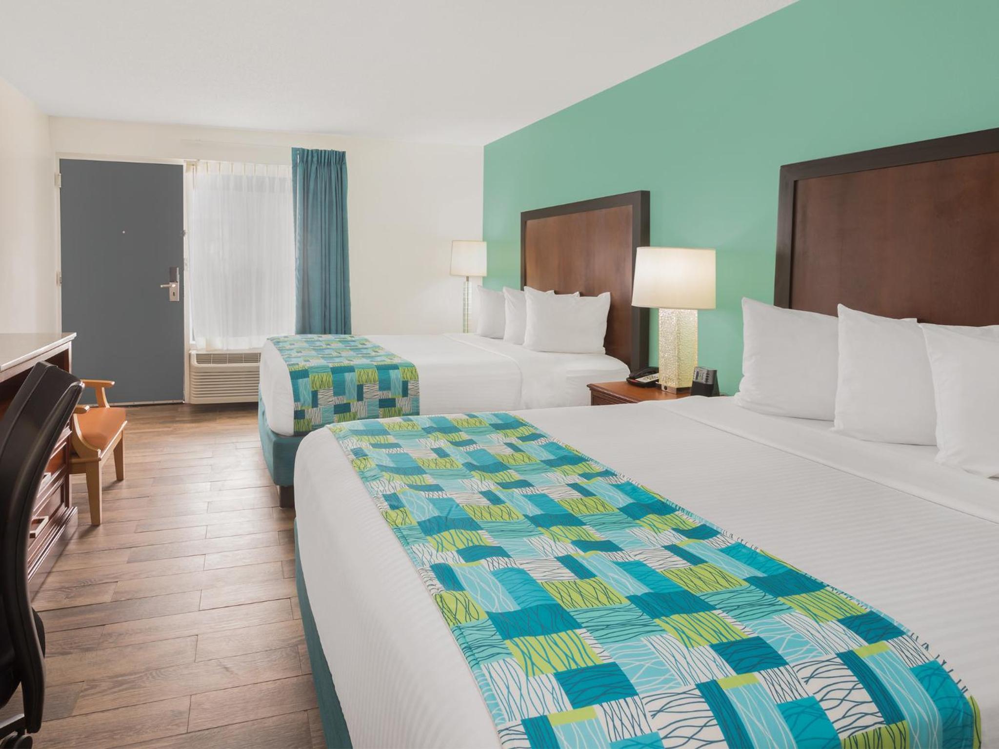 Standard Queen Room with Two Queen Beds - Photo 7