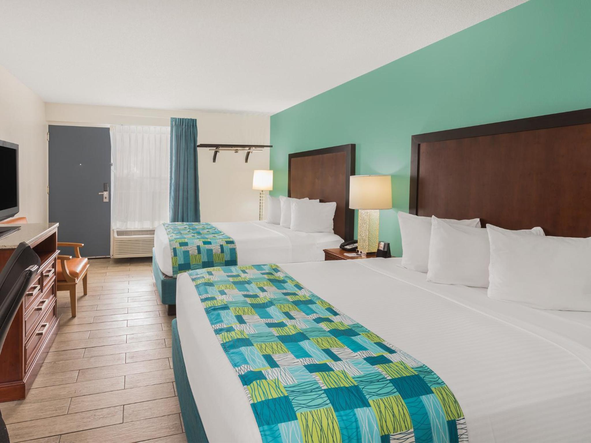 Standard Queen Room with Two Queen Beds - Photo 10