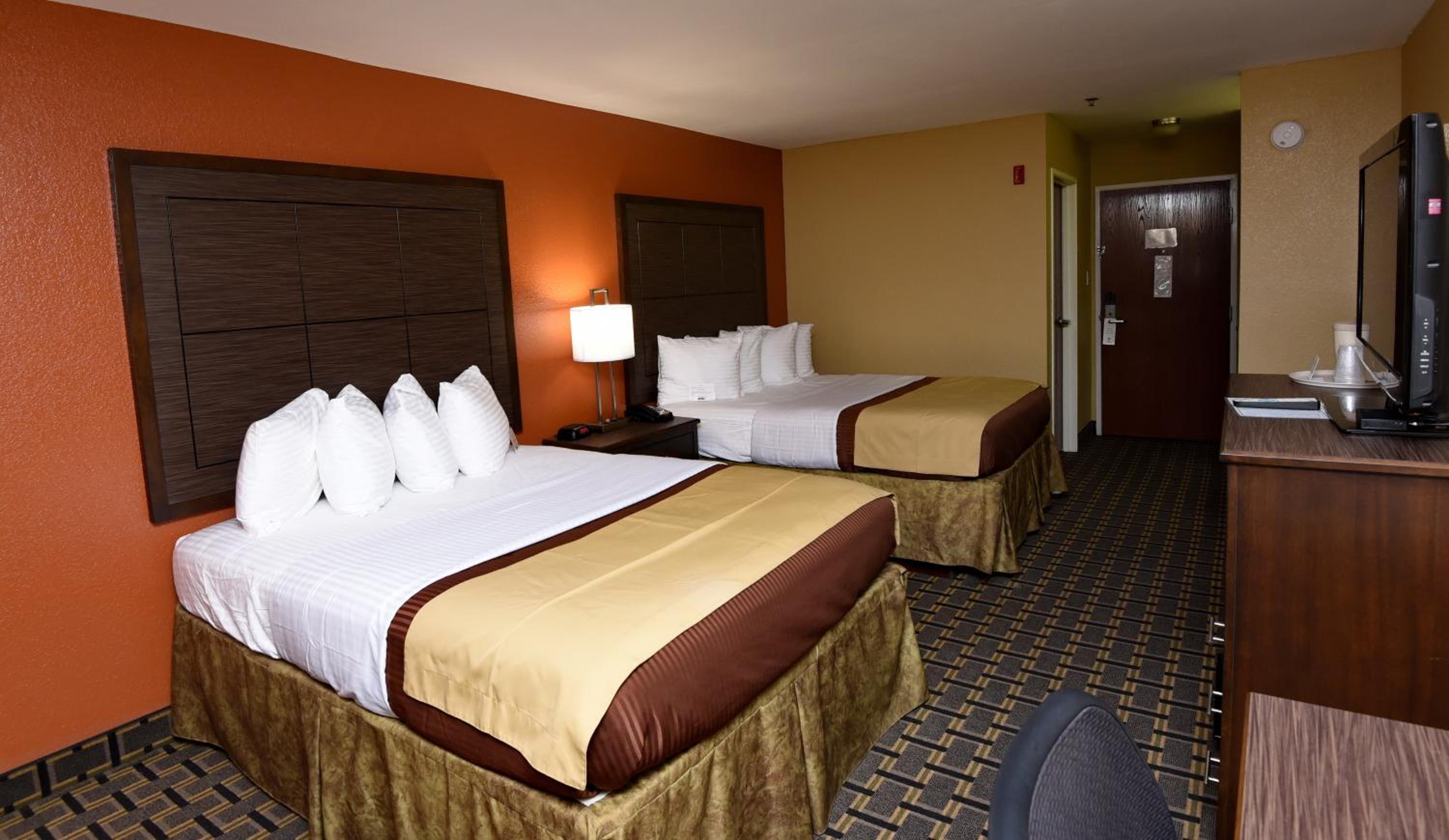 Queen Room with Two Queen Beds - Non-Smoking photo 2