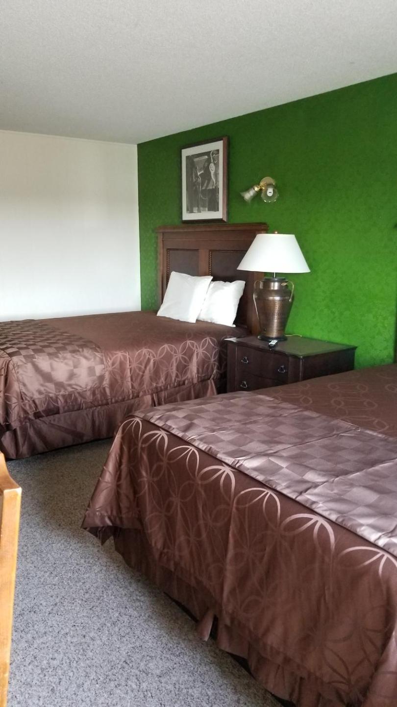 Queen Room with Two Queen Beds photo 1