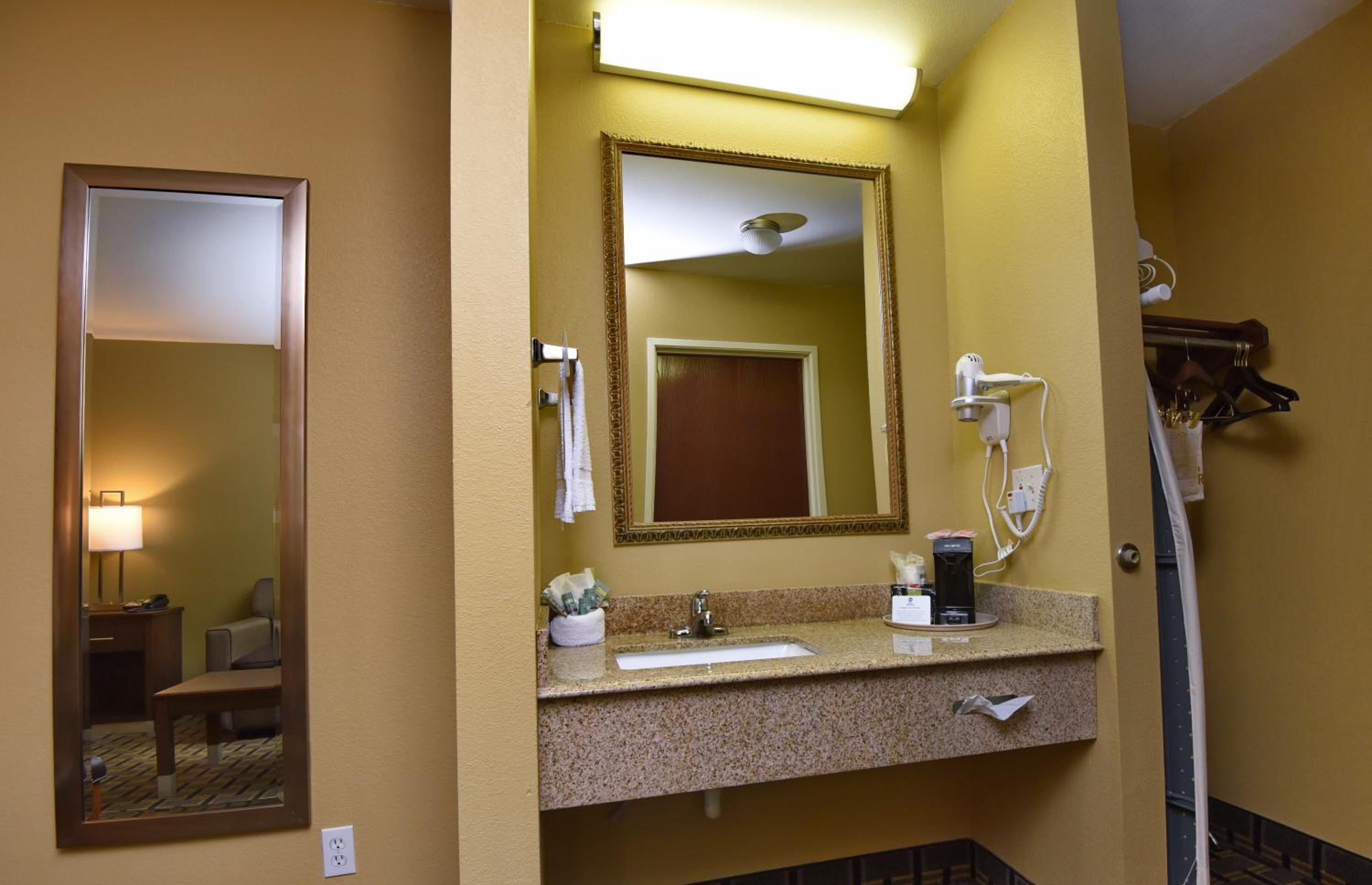 King Room - Non-Smoking photo 3