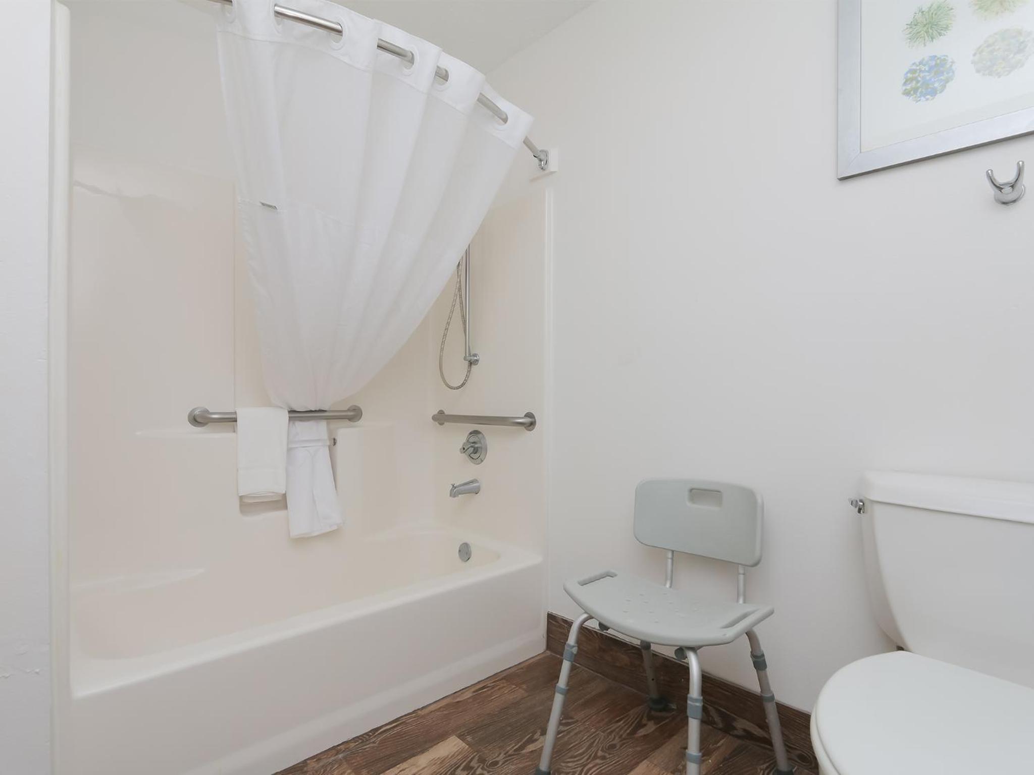 Queen Room - Disability Access - Photo 4
