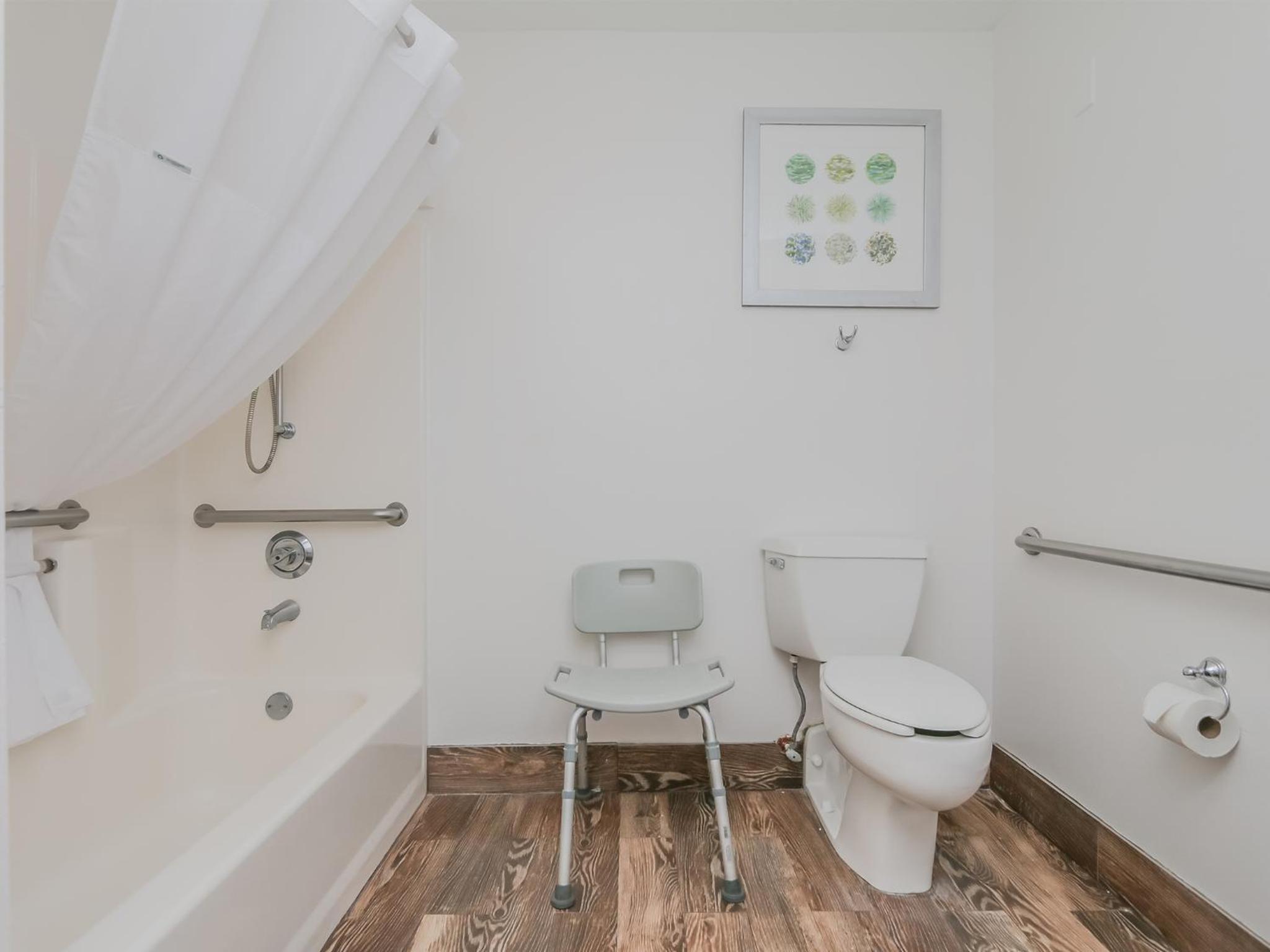 Queen Room - Disability Access - Photo 6