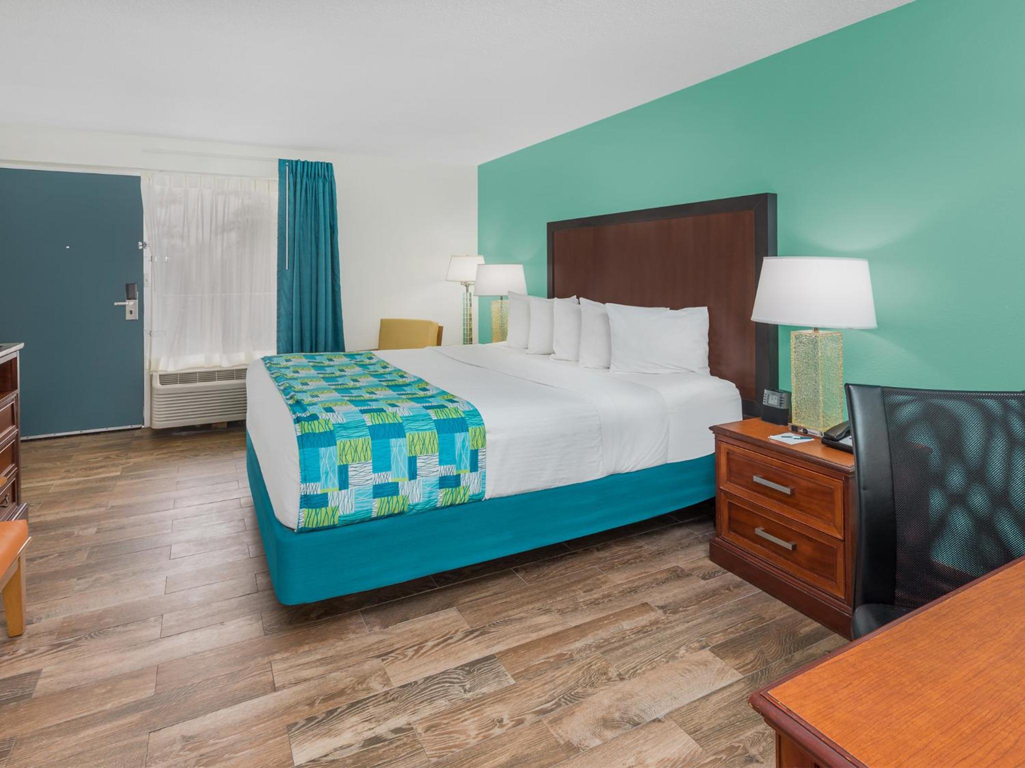 Queen Room - Disability Access - Photo 3