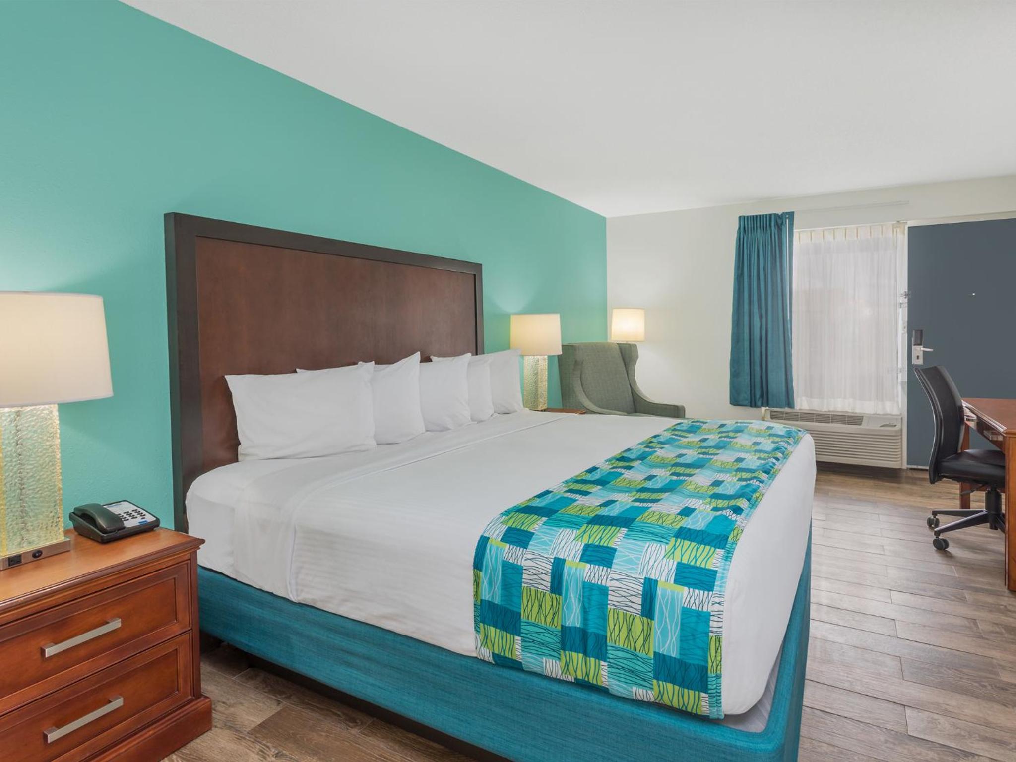 Standard King Room - Photo 6