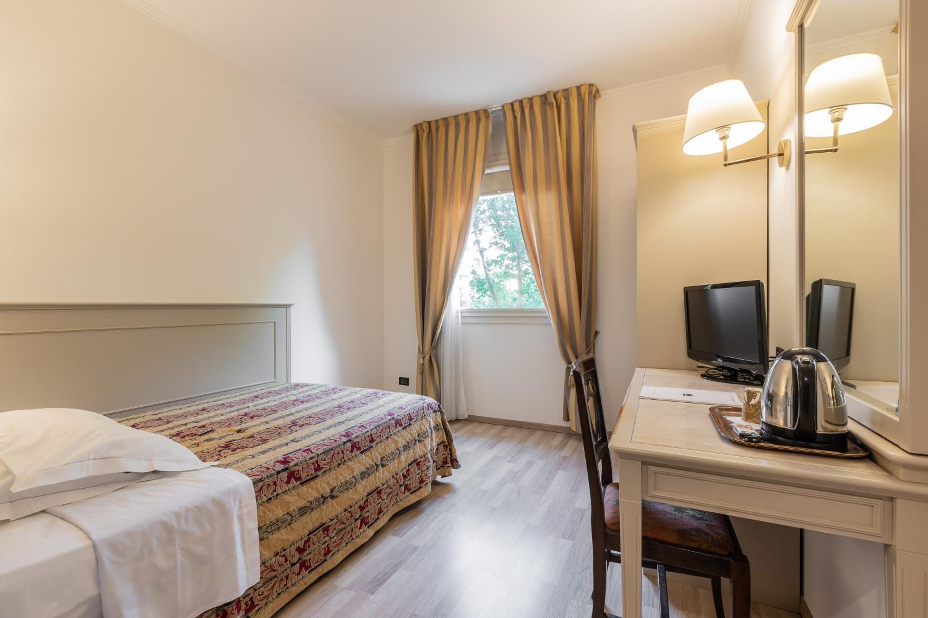 Single Room photo 2