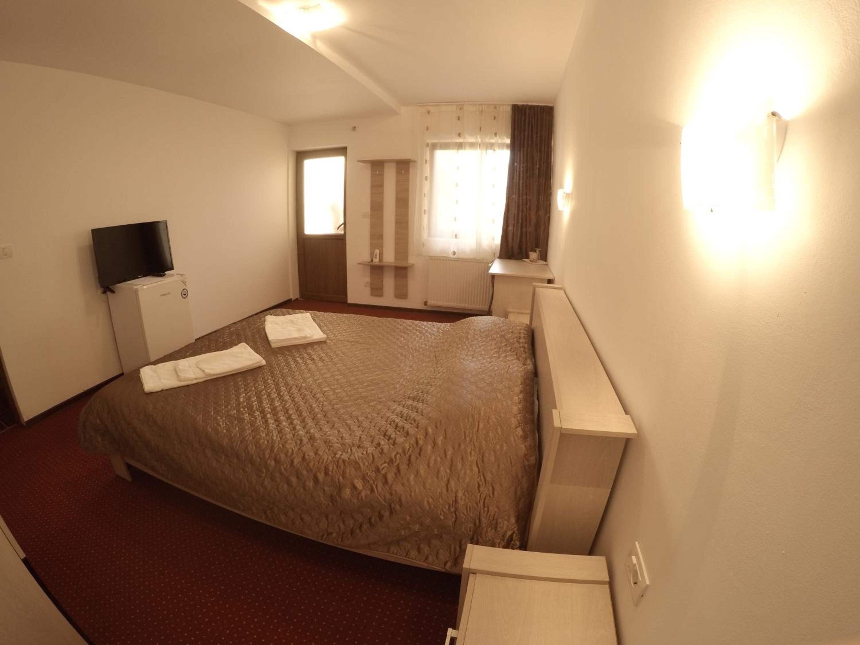 Double Room with Private Bathroom - Photo 13