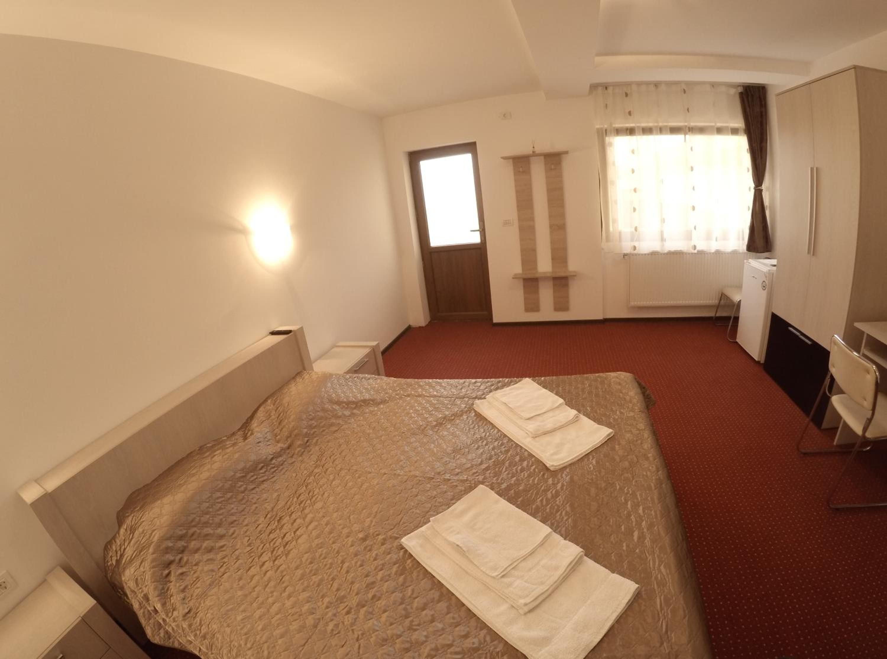 Double Room with Private Bathroom - Photo 10
