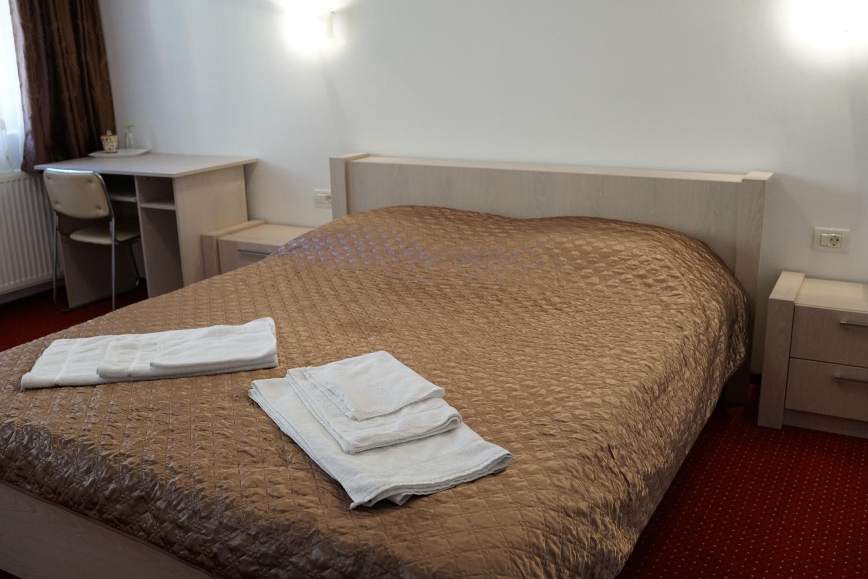 Double Room with Private Bathroom - Photo 2