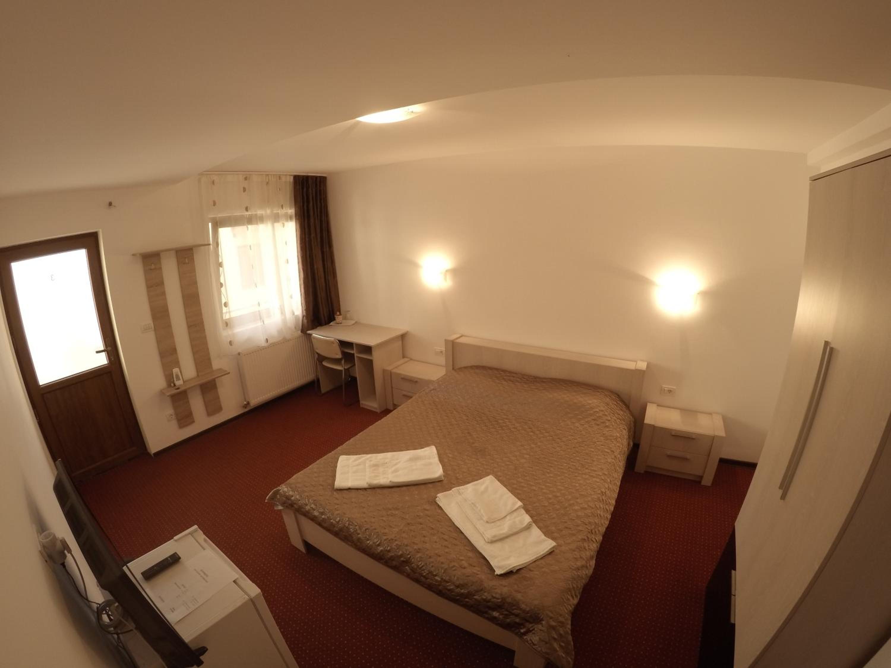 Double Room with Private Bathroom - Photo 12