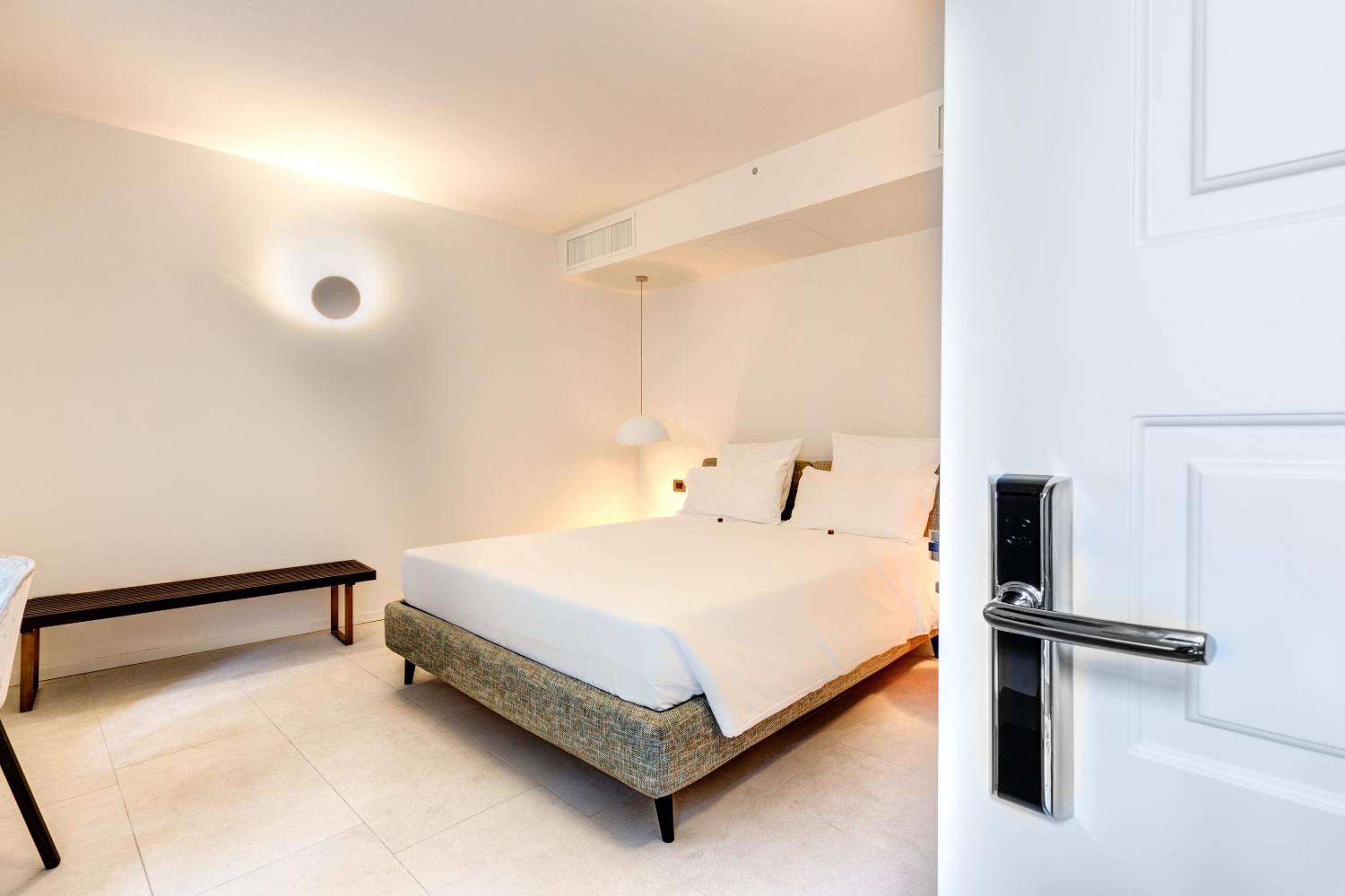 Deluxe Double Room - Photo 19