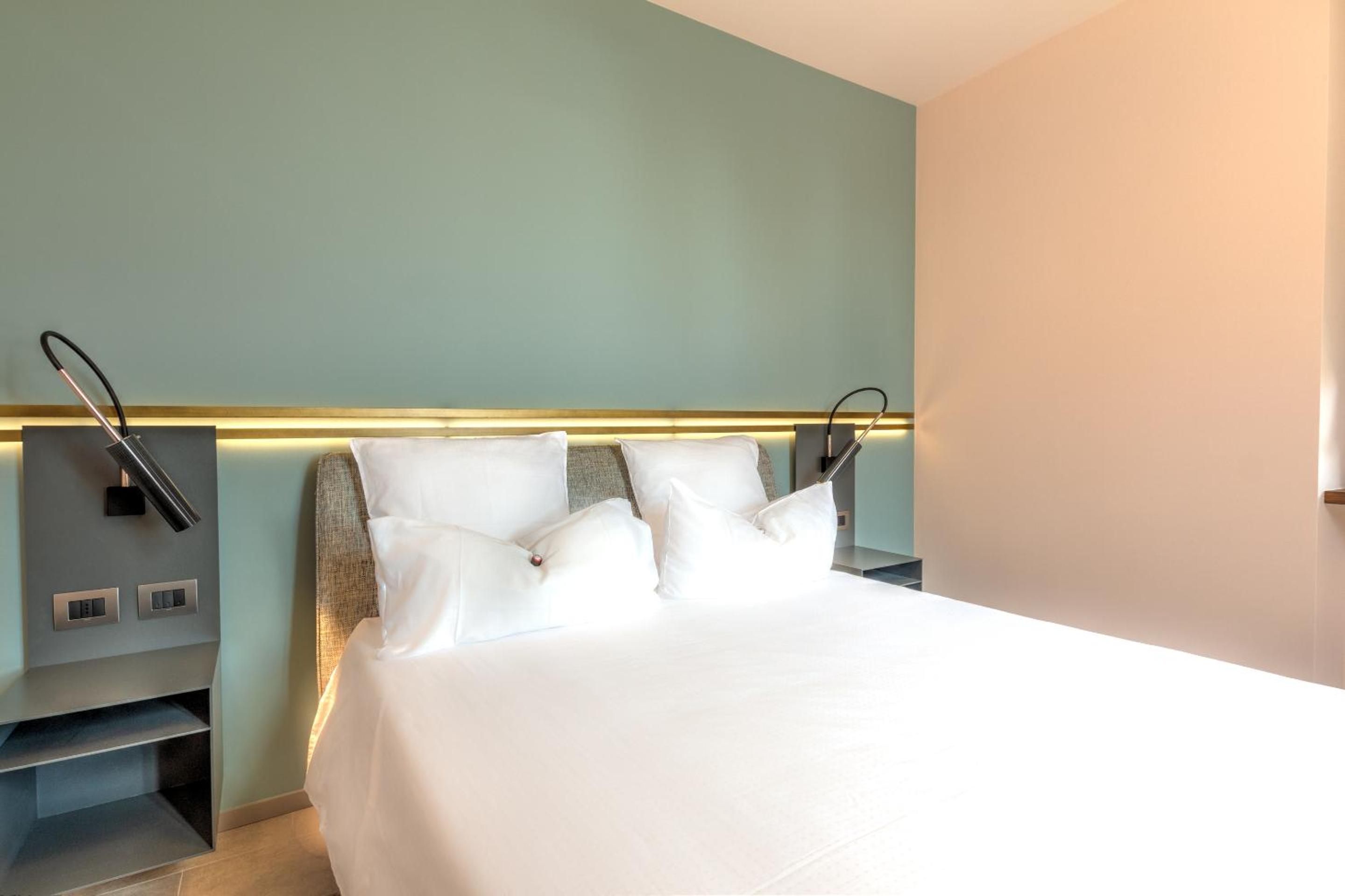 Deluxe Double Room - Photo 16