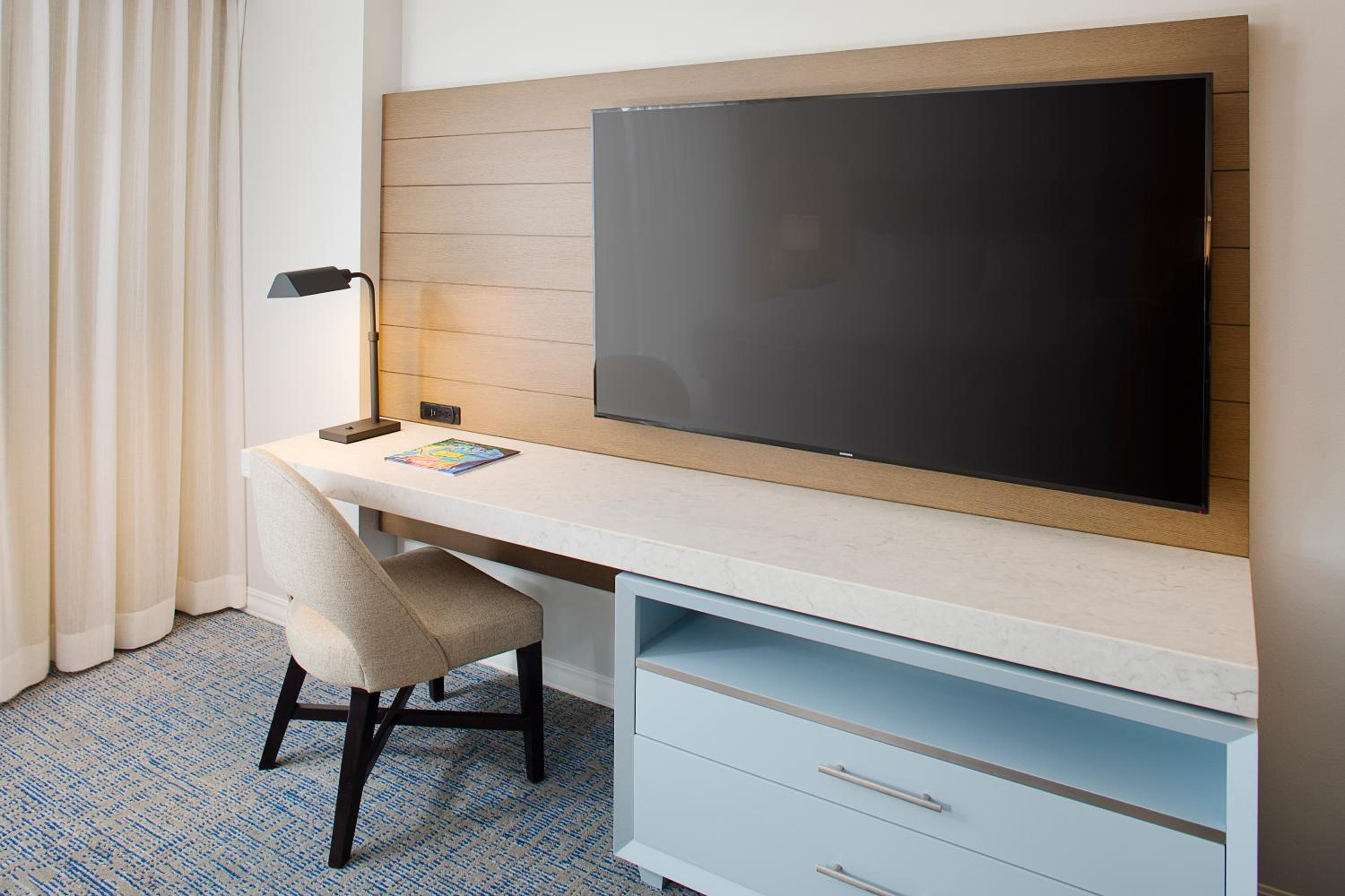 Premium King Room with Kitchenette and Partial Ocean View - Photo 9