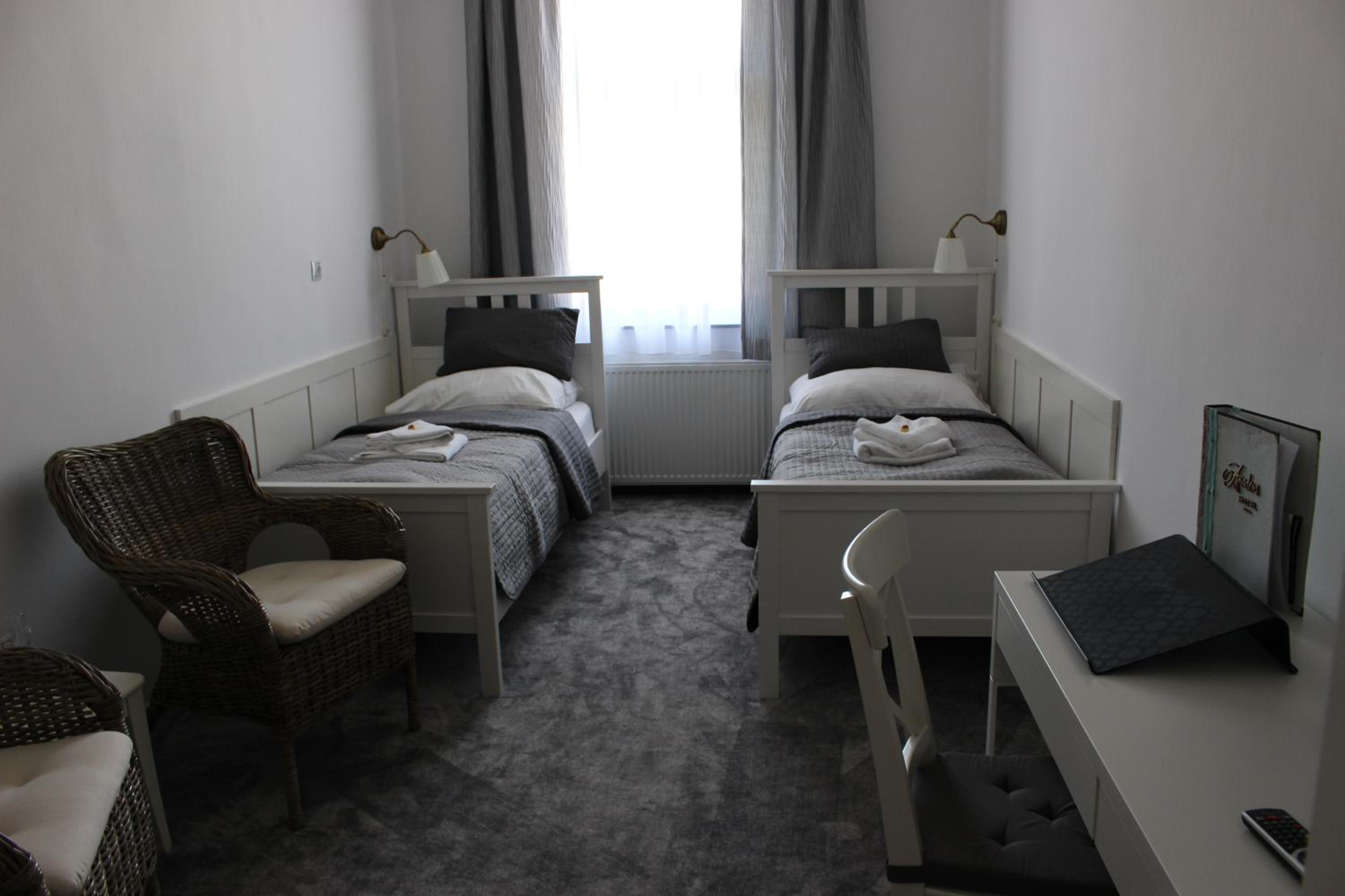 Standard Twin Room - Photo 3