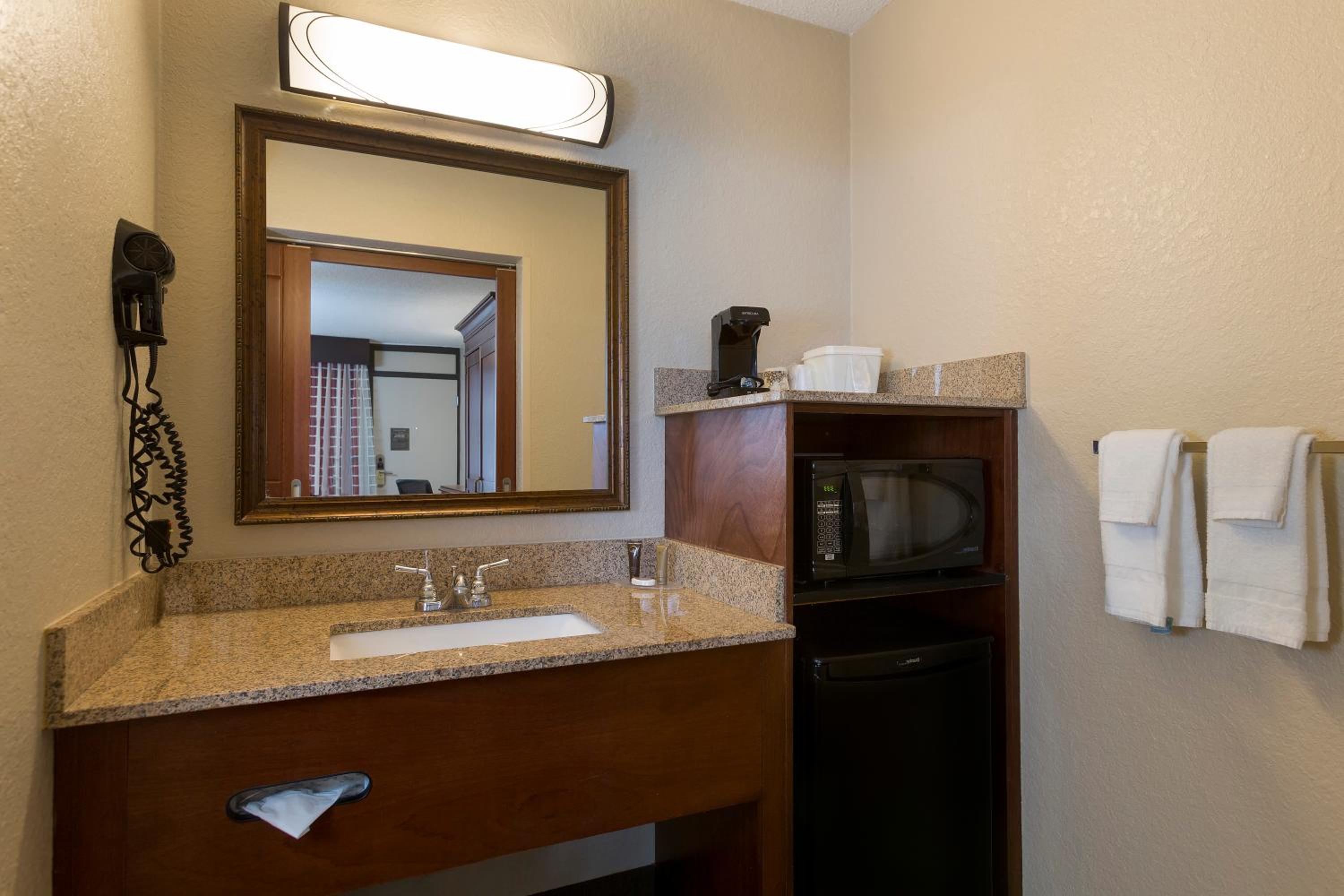 Standard Room with Two Double Beds - Photo 15