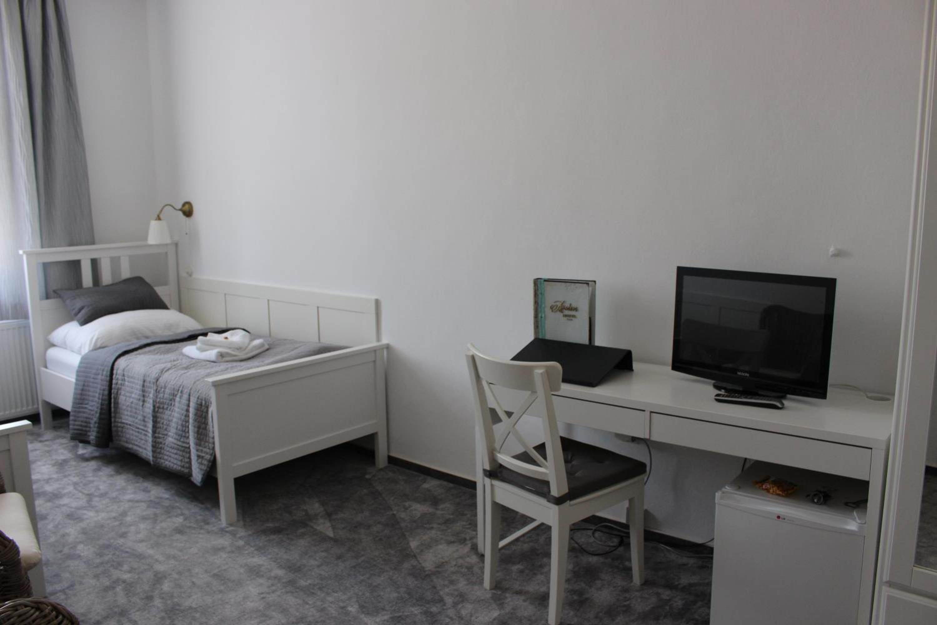 Standard Twin Room - Photo 7