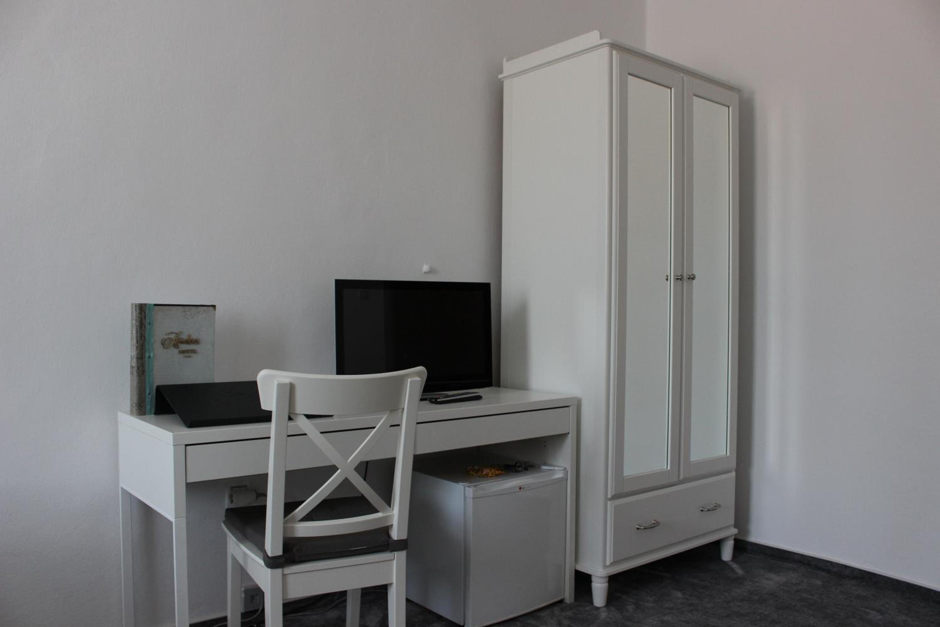 Standard Twin Room - Photo 2