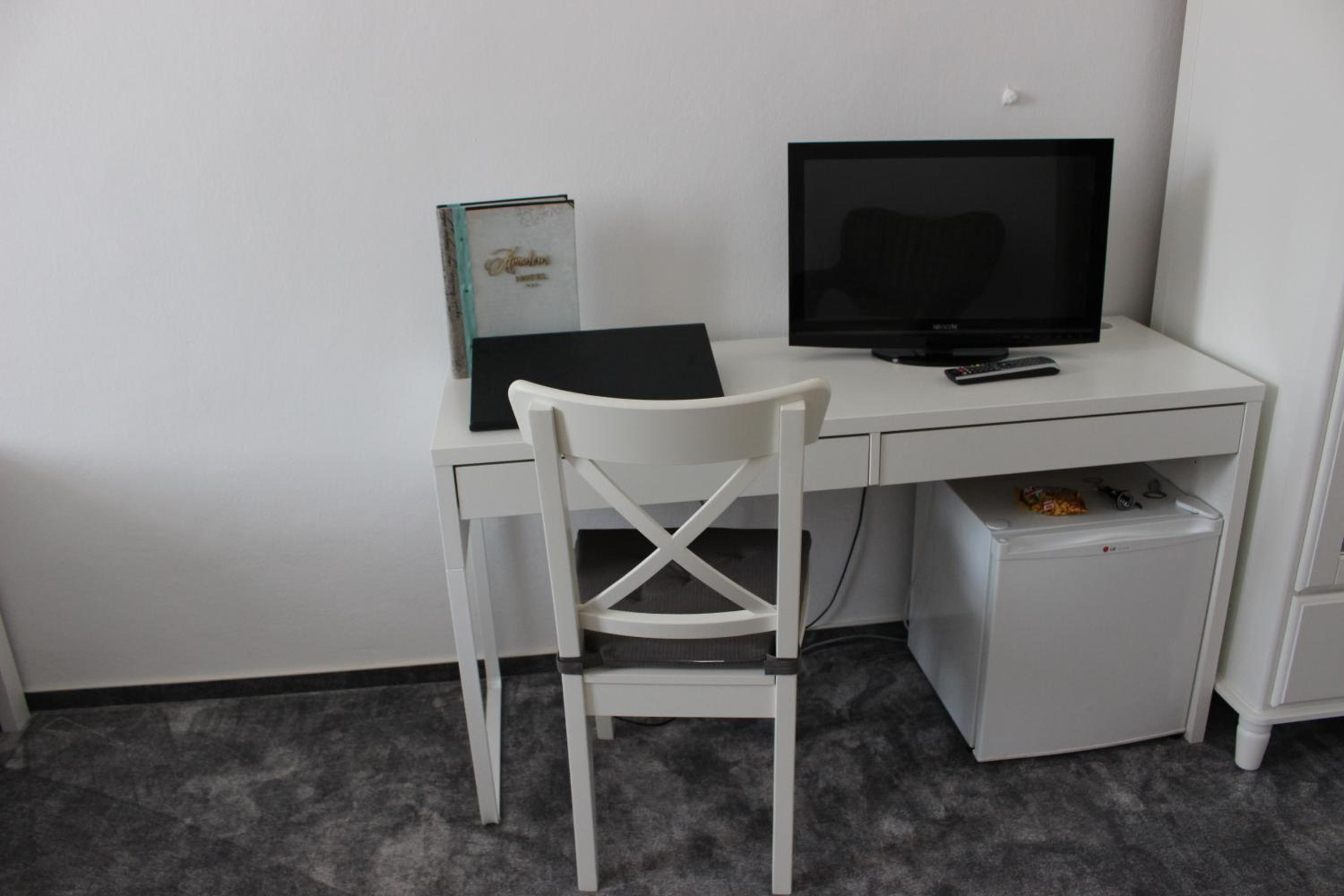 Standard Twin Room - Photo 9