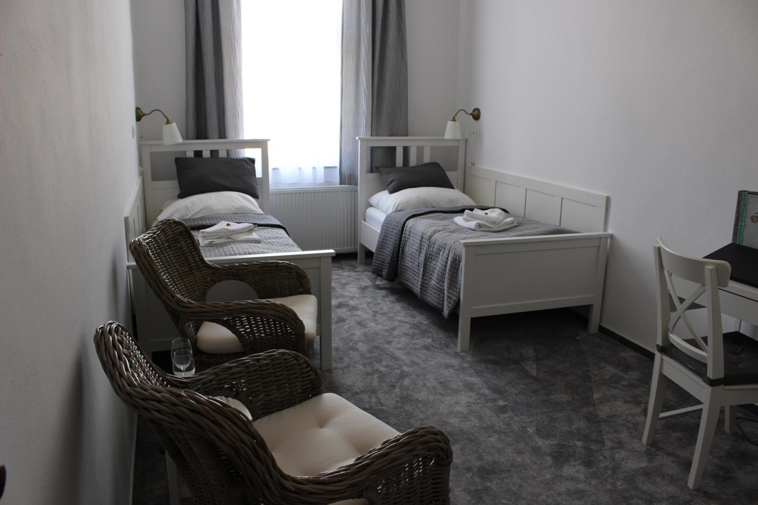 Standard Twin Room - Photo 4