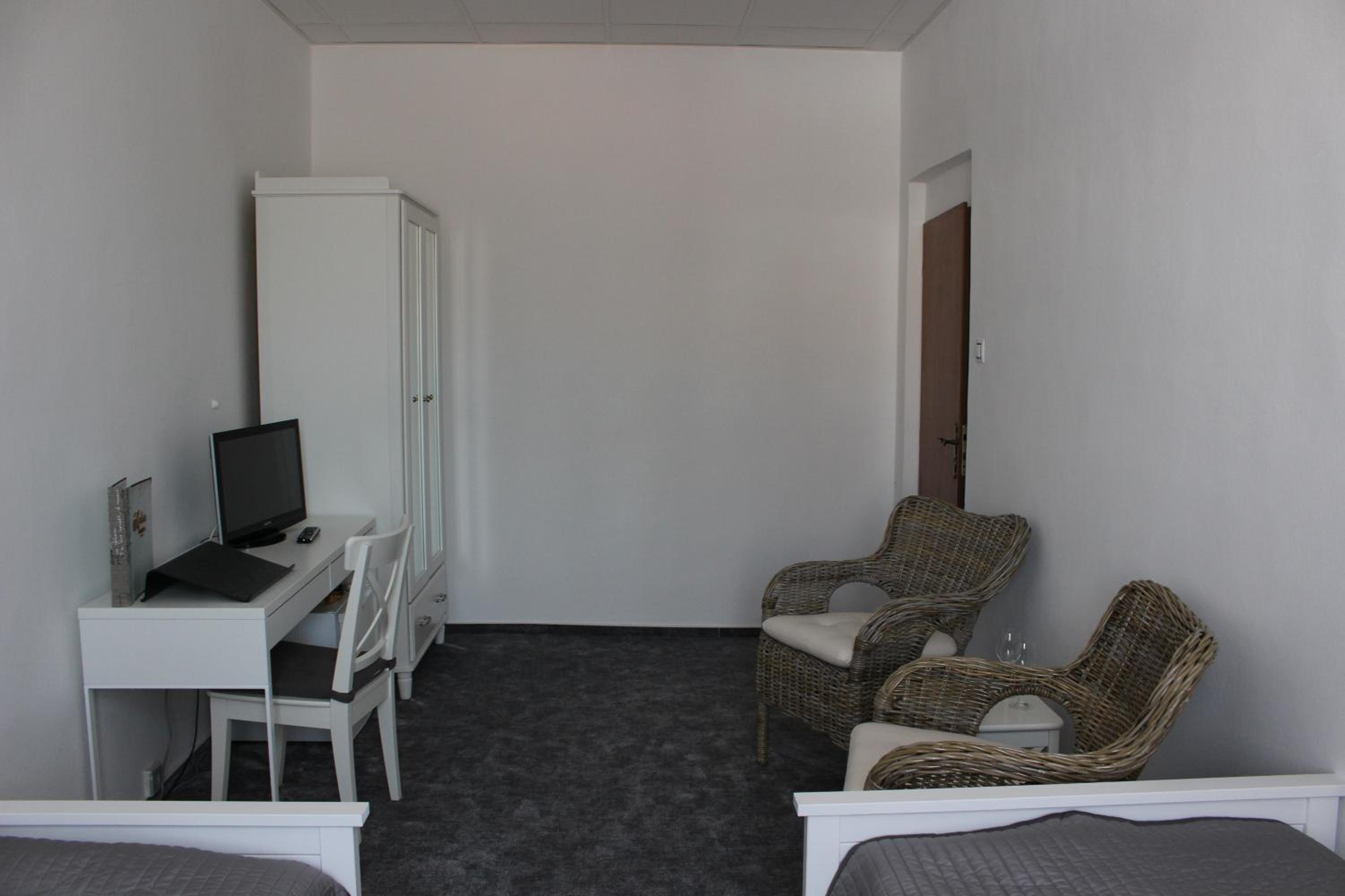 Standard Twin Room - Photo 6