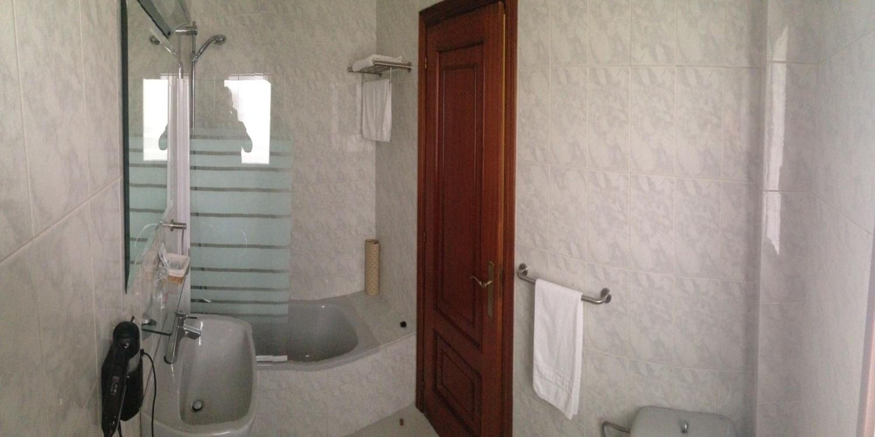 Twin Room - Photo 9