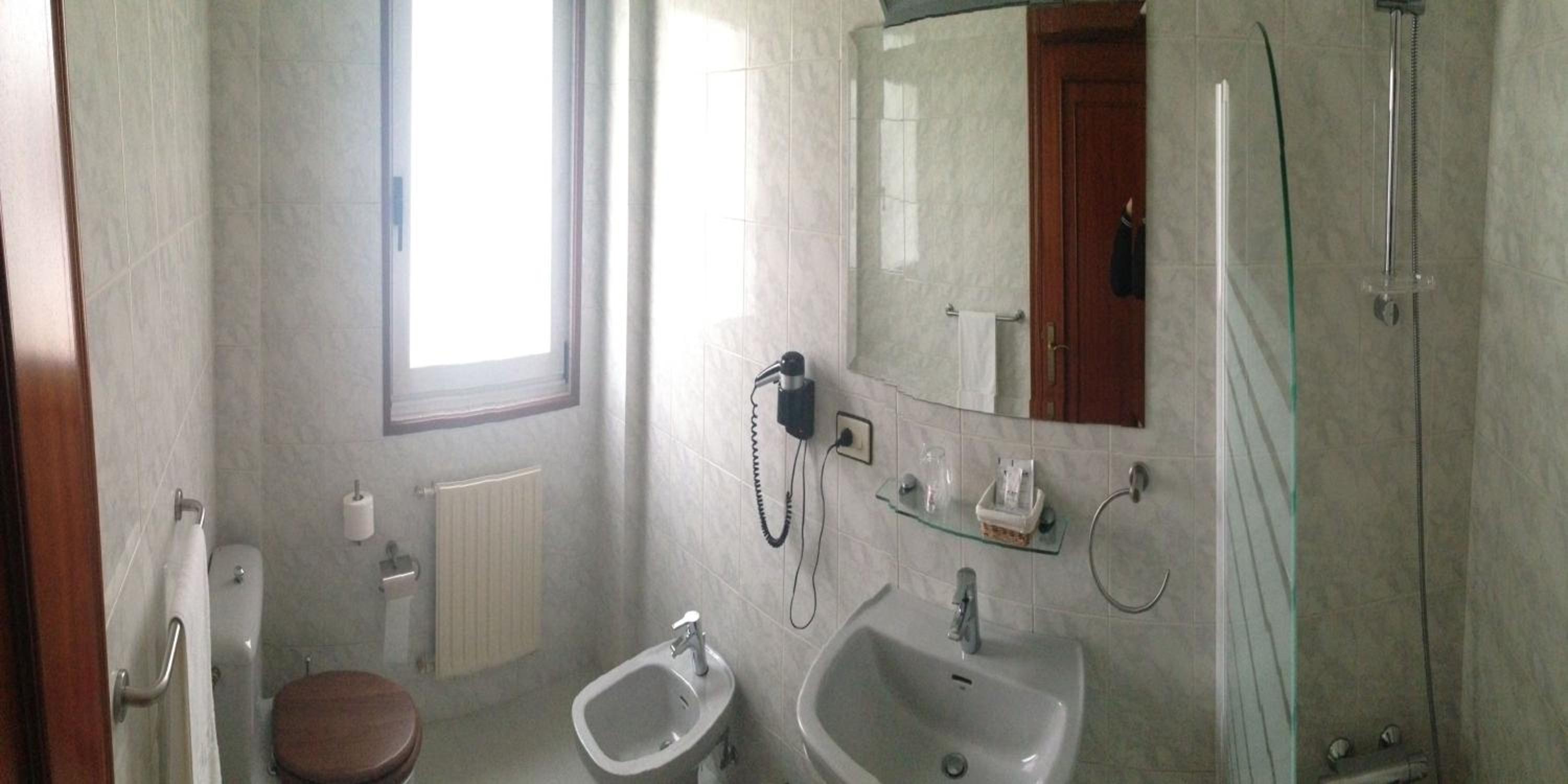 Twin Room - Photo 38