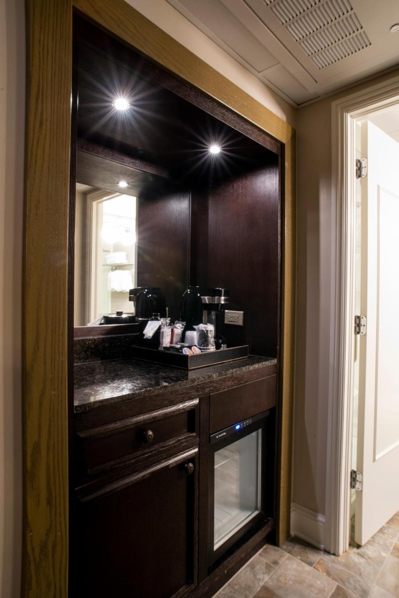 Deluxe Room with Two Queen Beds - Photo 10