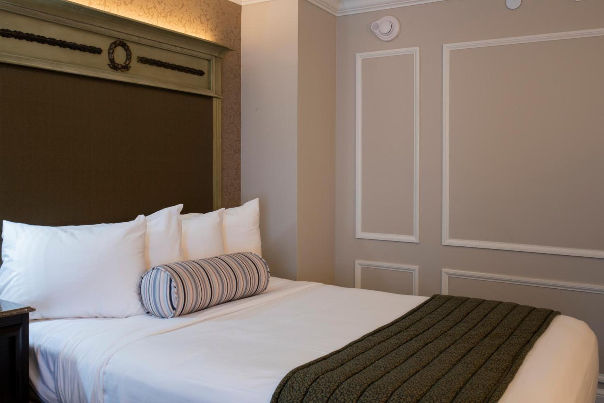 Deluxe Room with King Bed - Photo 1