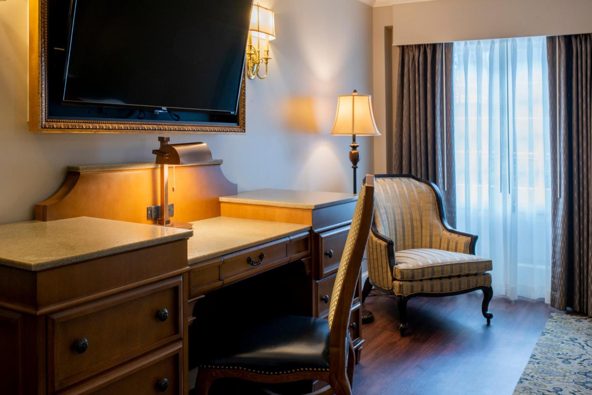 Deluxe Room with King Bed - Photo 4
