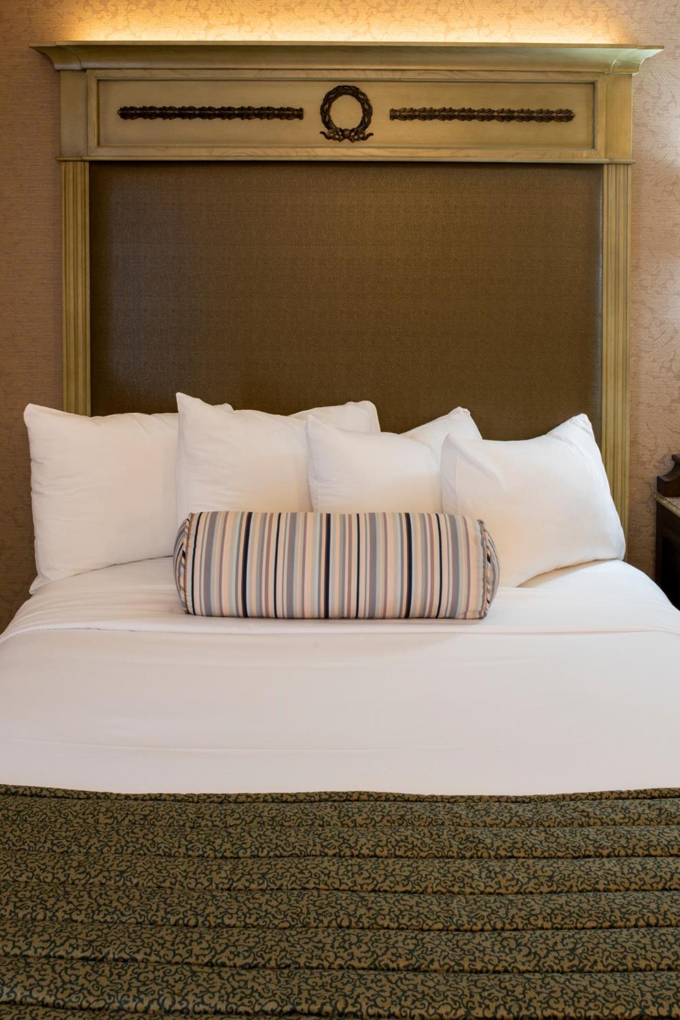 Deluxe Room with King Bed - Photo 5