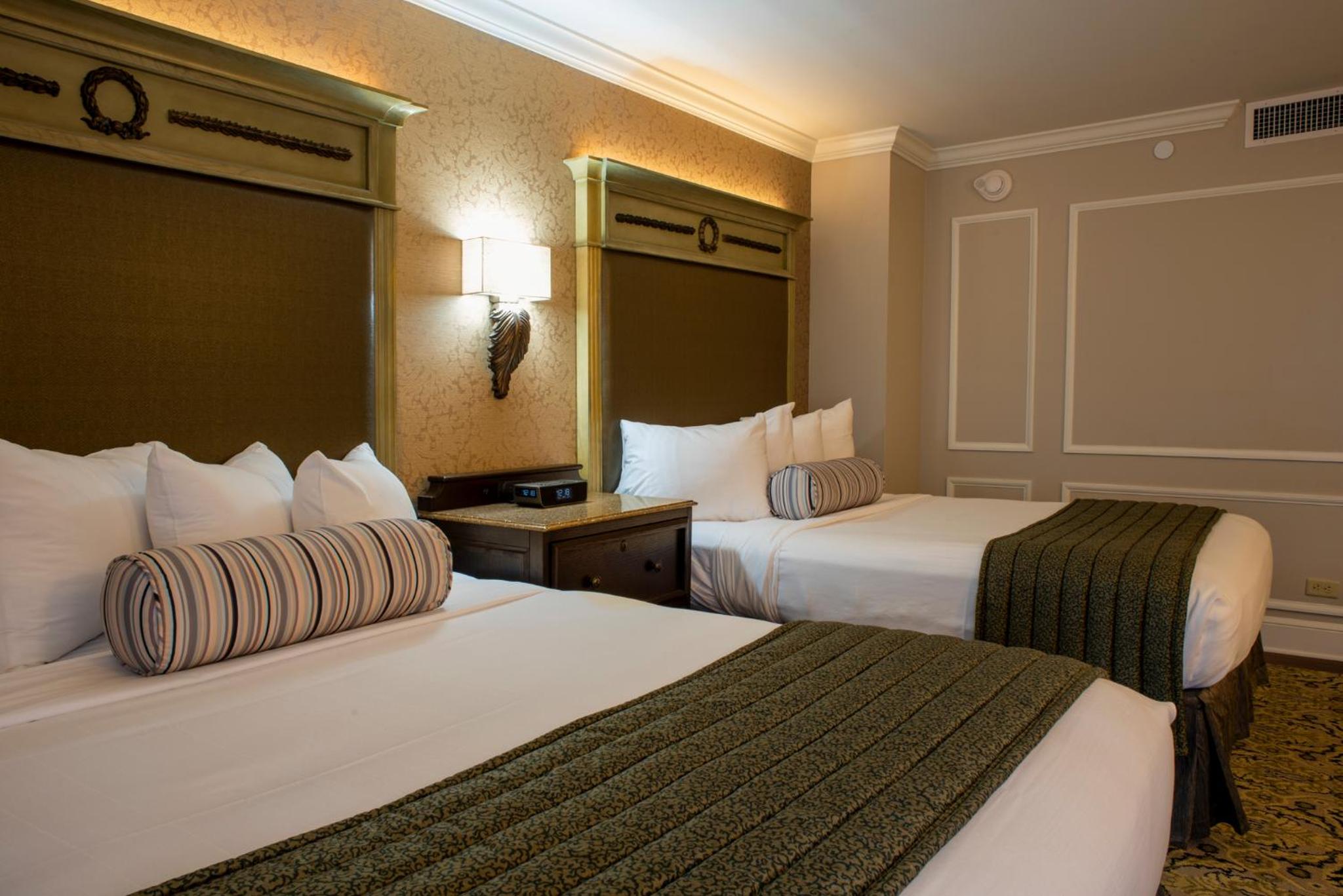 Deluxe Room with Two Queen Beds - Photo 3
