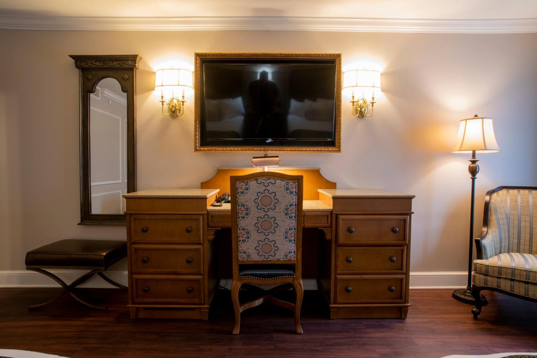 Deluxe Room with King Bed - Photo 6