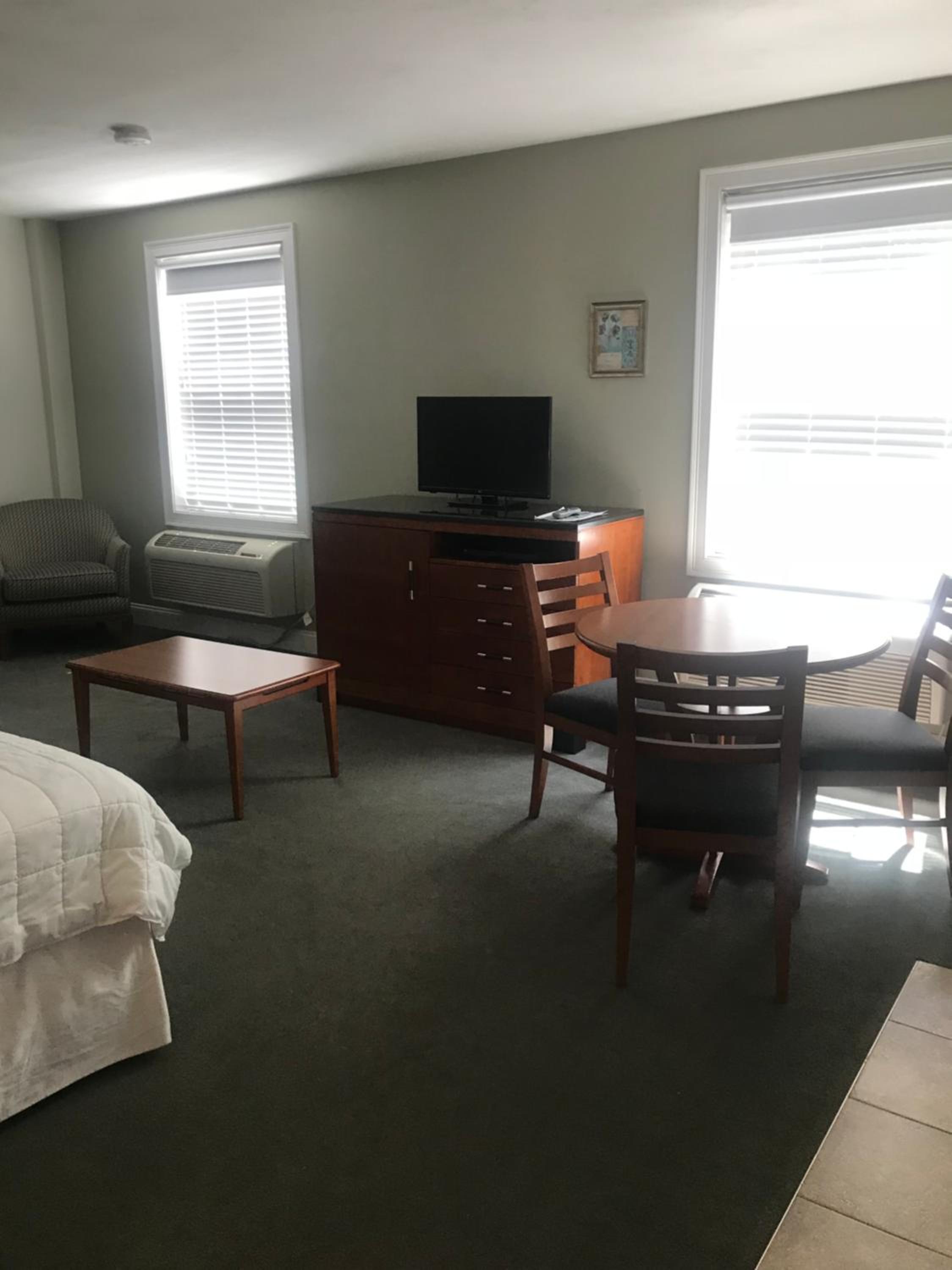 Queen Suite with Two Queen Beds - Photo 4