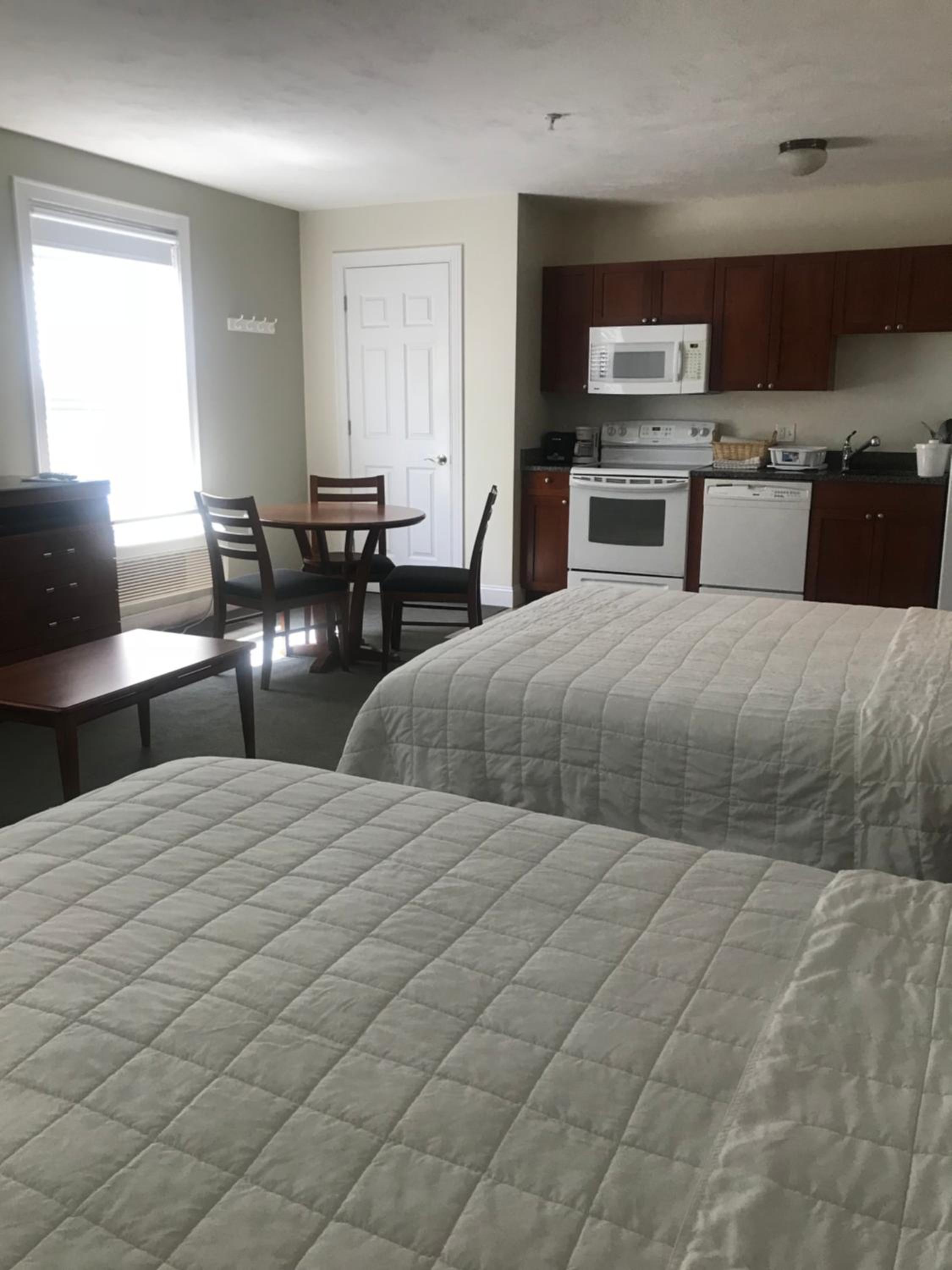Queen Suite with Two Queen Beds - Photo 5