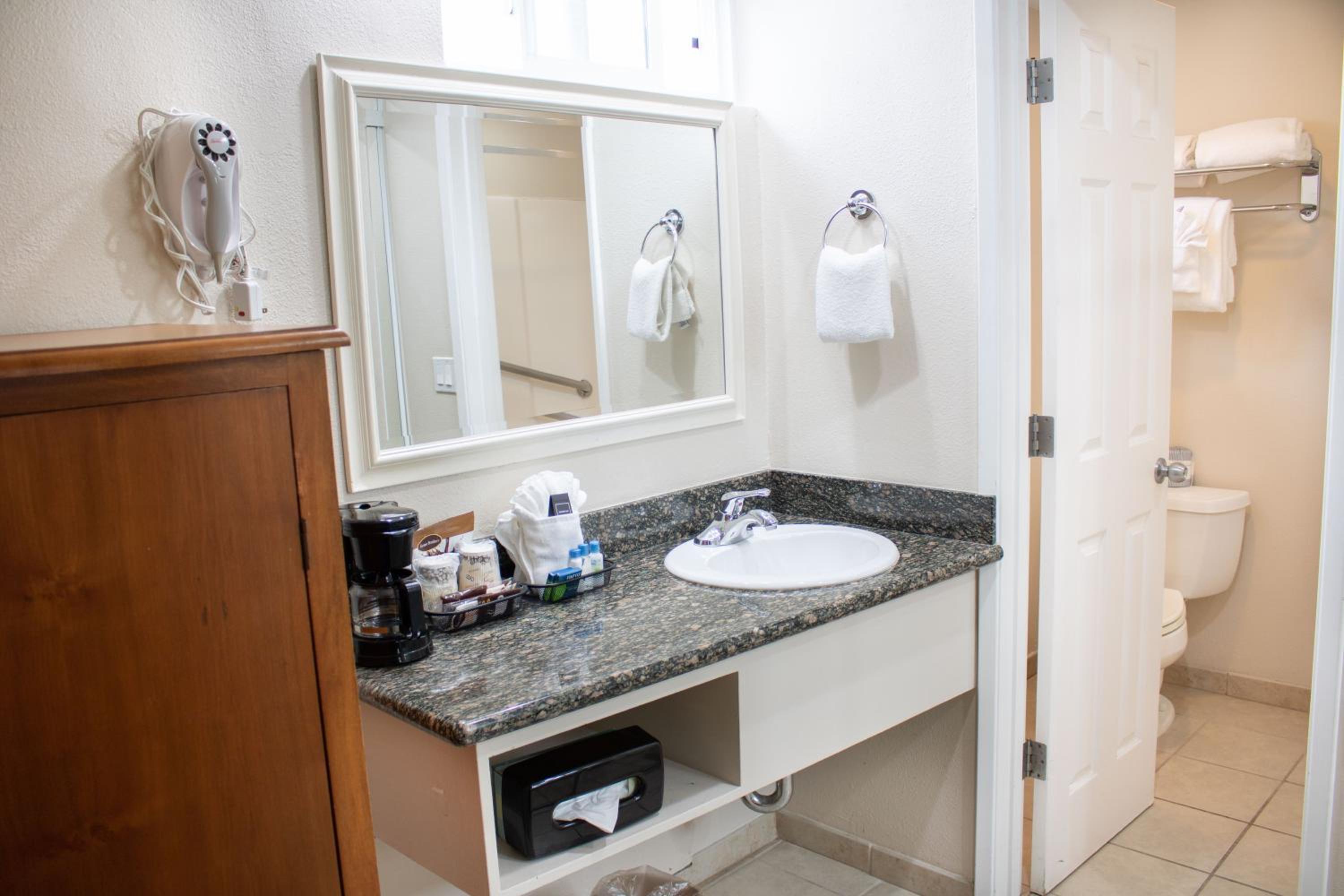 Standard Room with Two Double Beds (Upstairs) - Photo 5