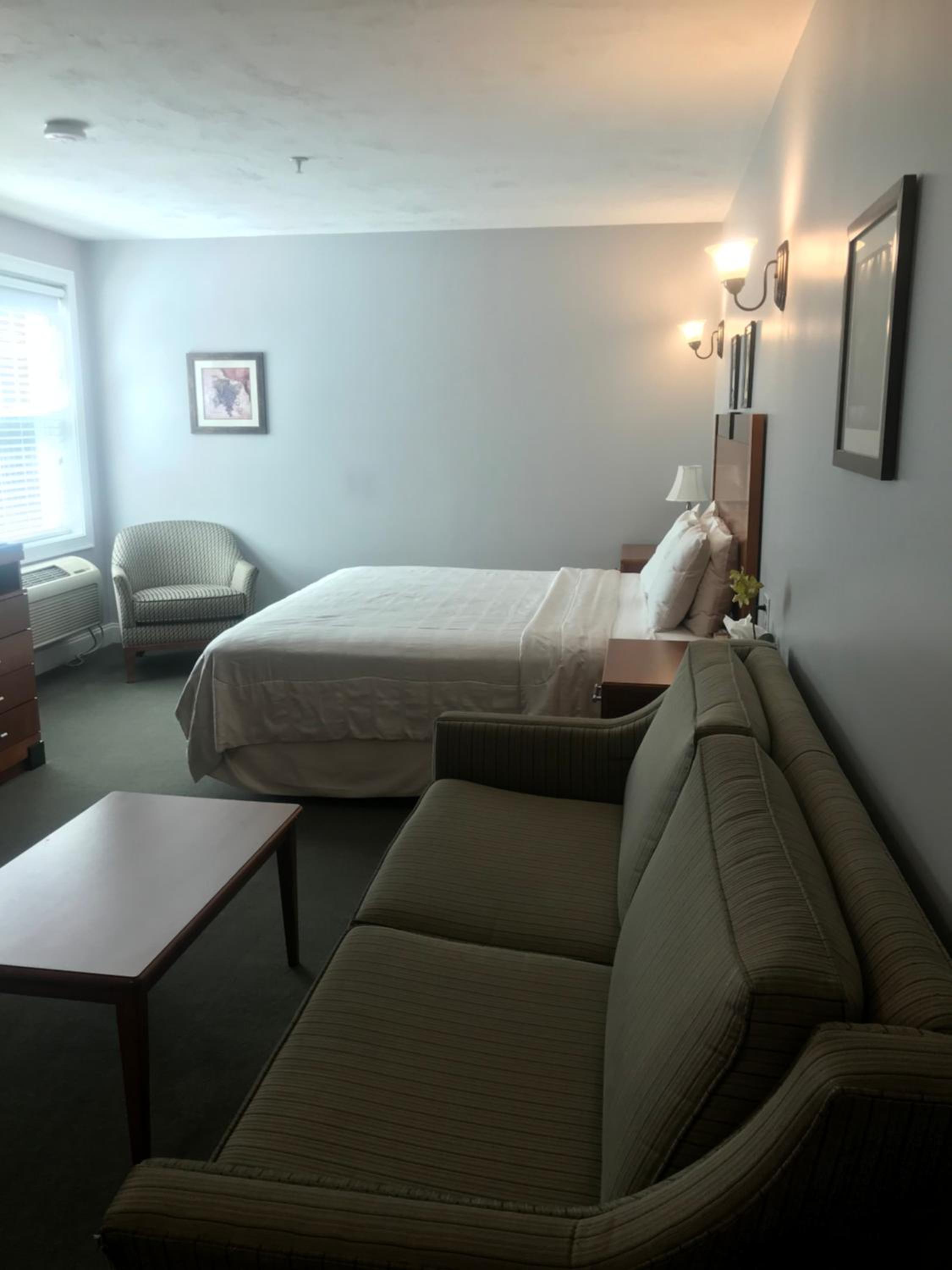 Deluxe King Suite - Photo 2