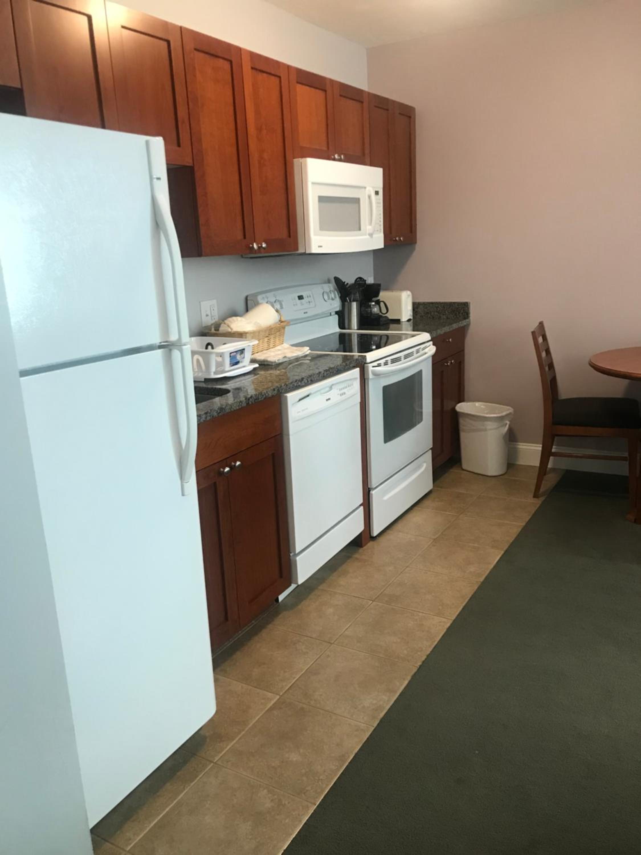 Deluxe King Suite - Photo 5