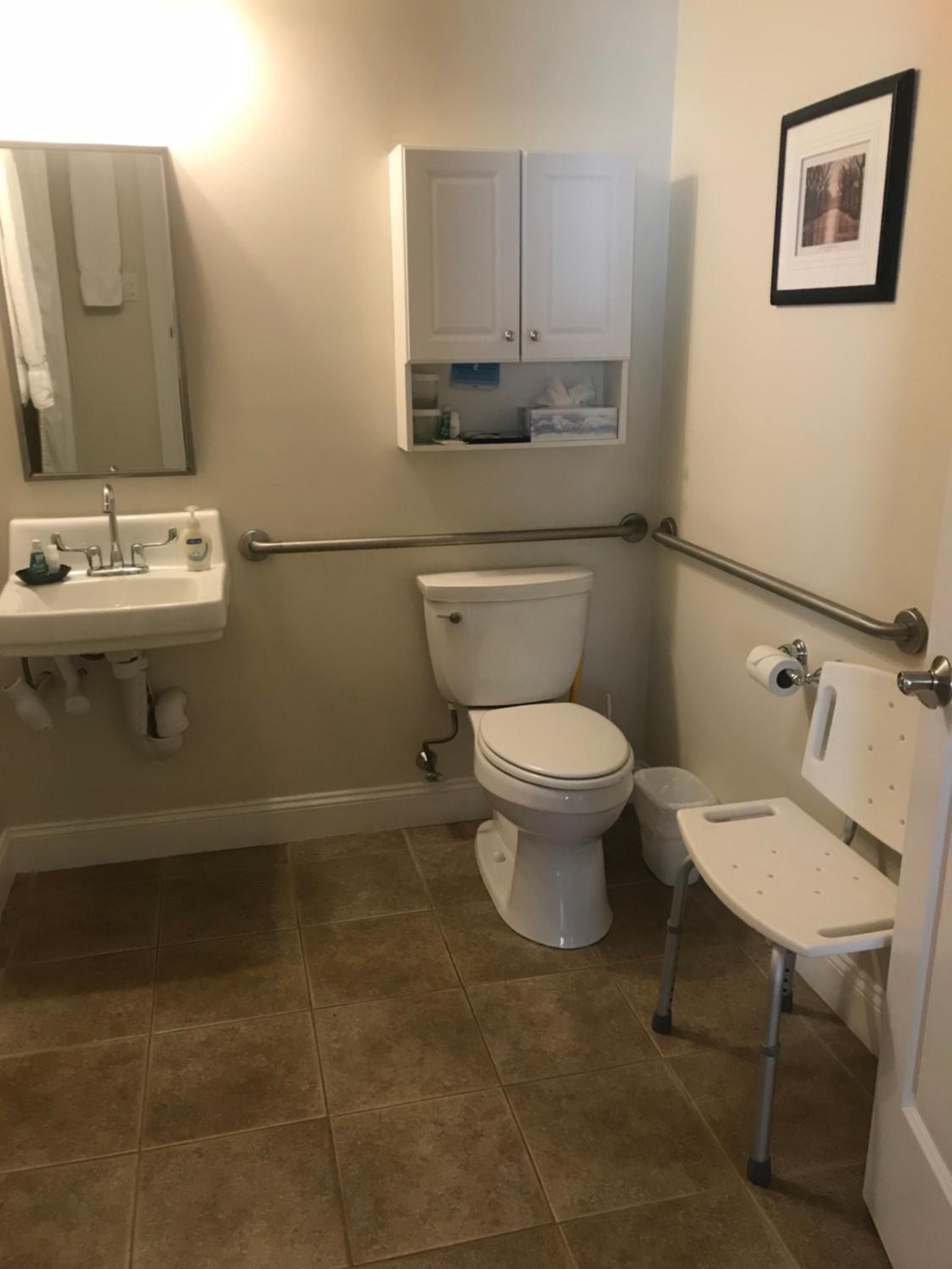 Queen Suite - Disability Access - Photo 5