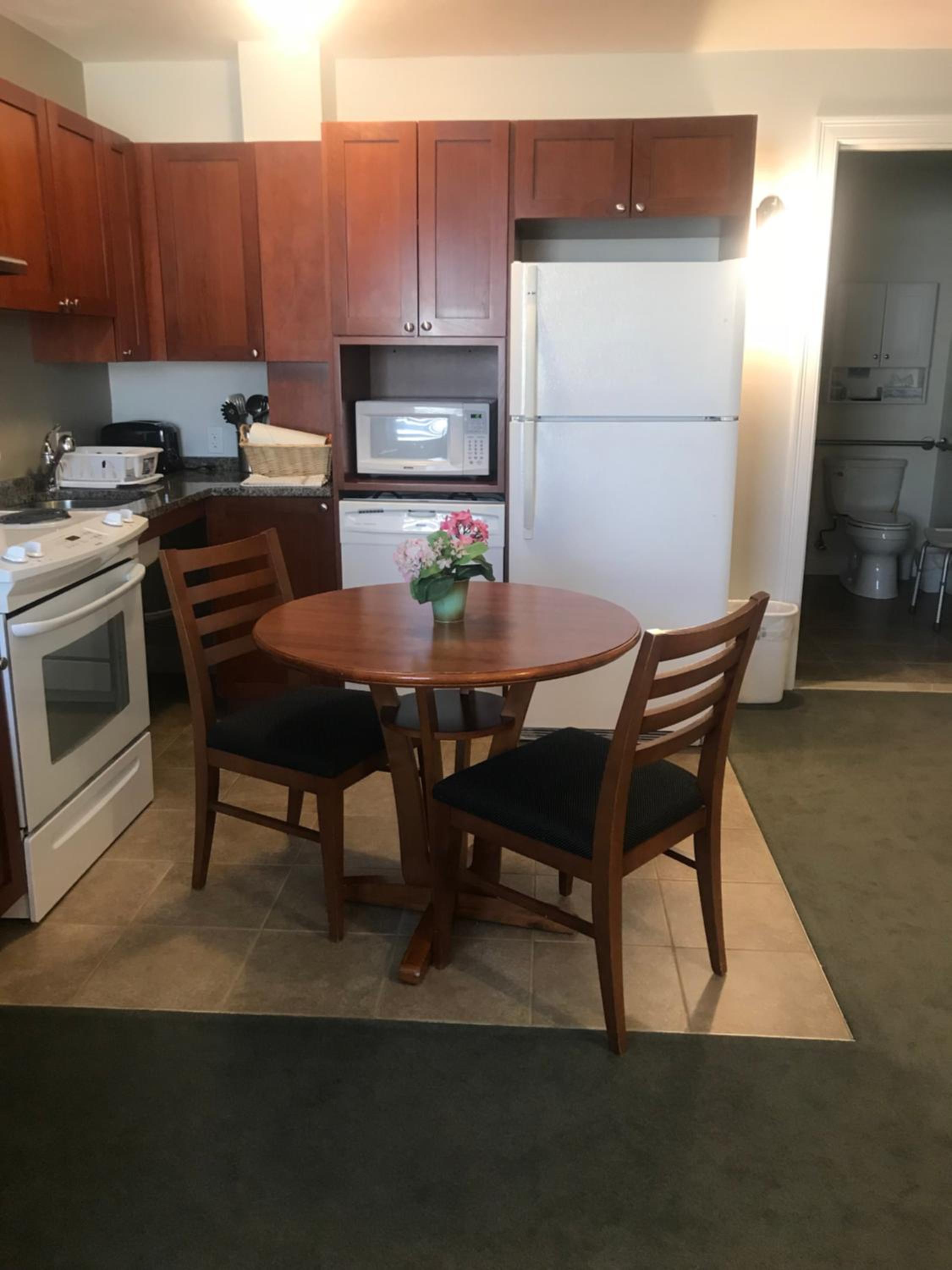Queen Suite - Disability Access - Photo 3