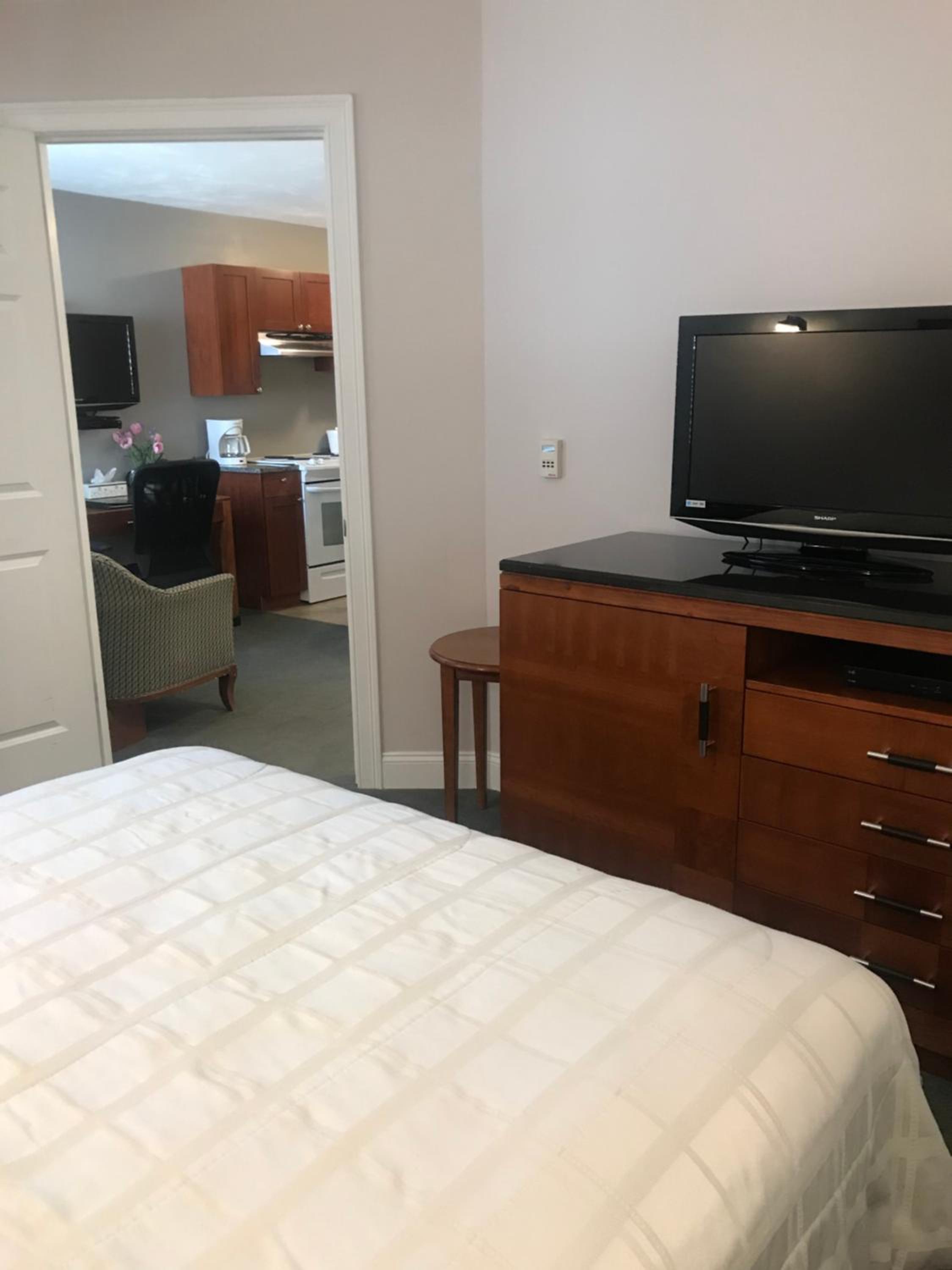 Queen Suite - Disability Access - Photo 2