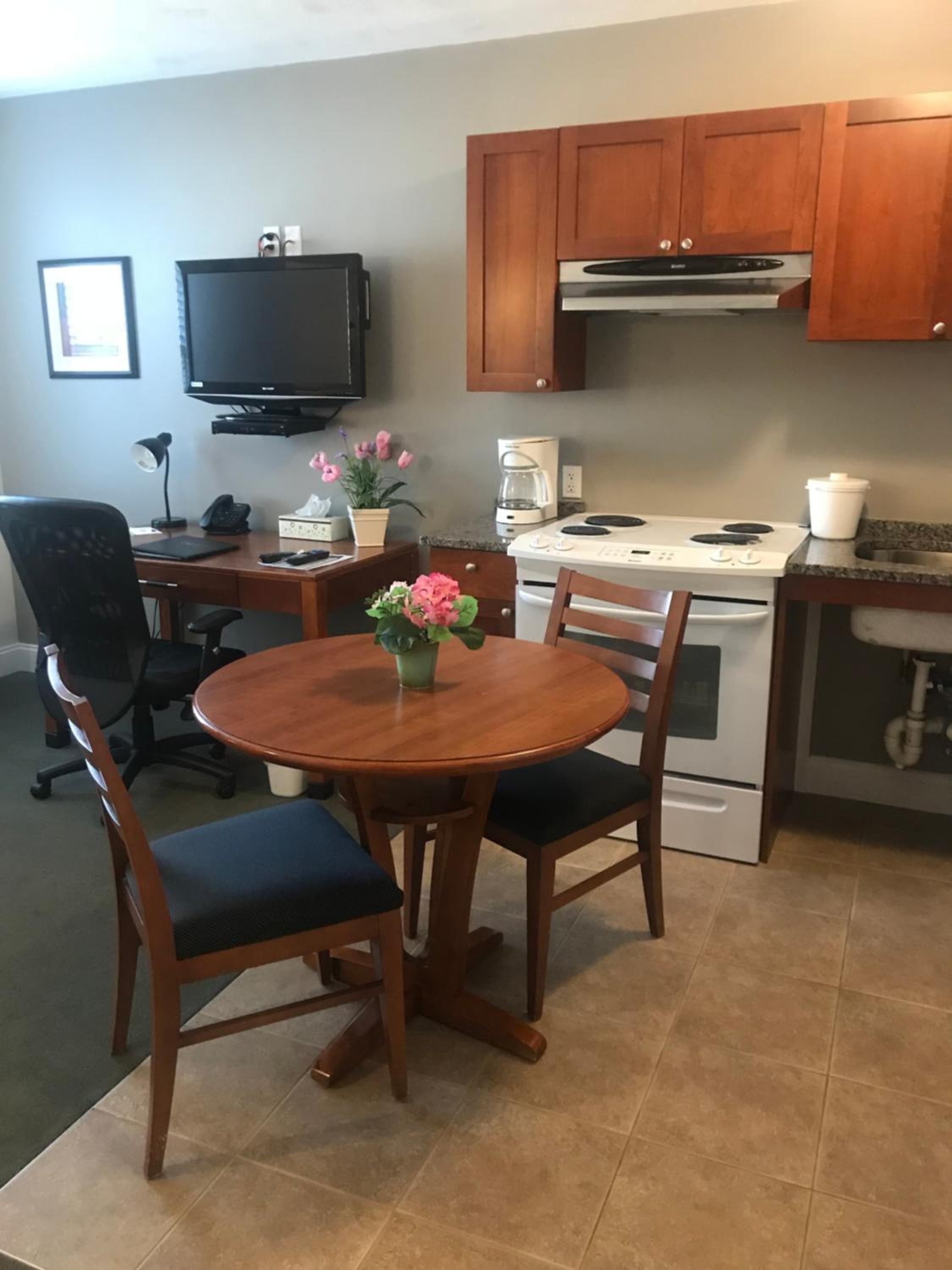 Queen Suite - Disability Access - Photo 6