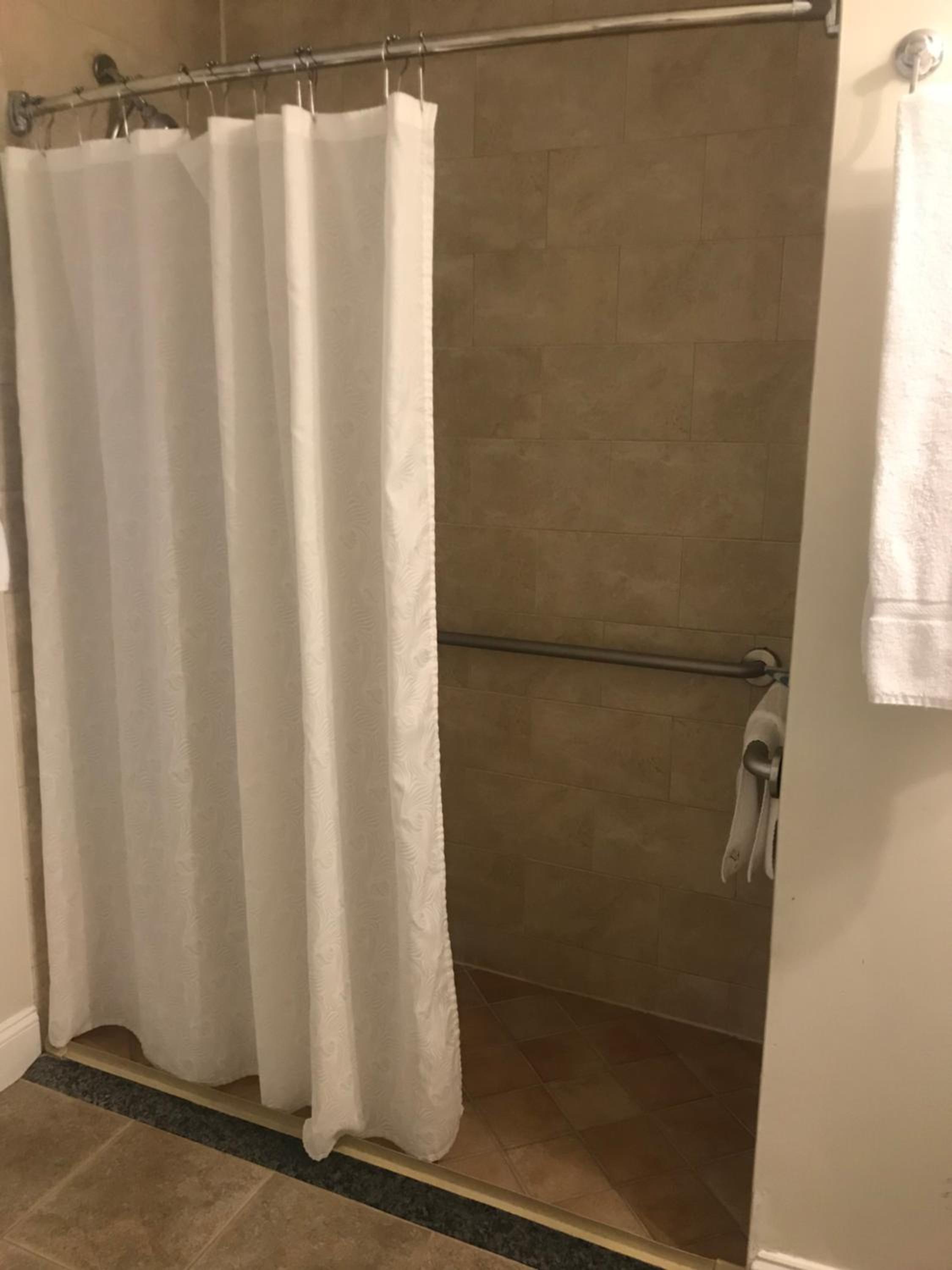 Queen Suite - Disability Access - Photo 4