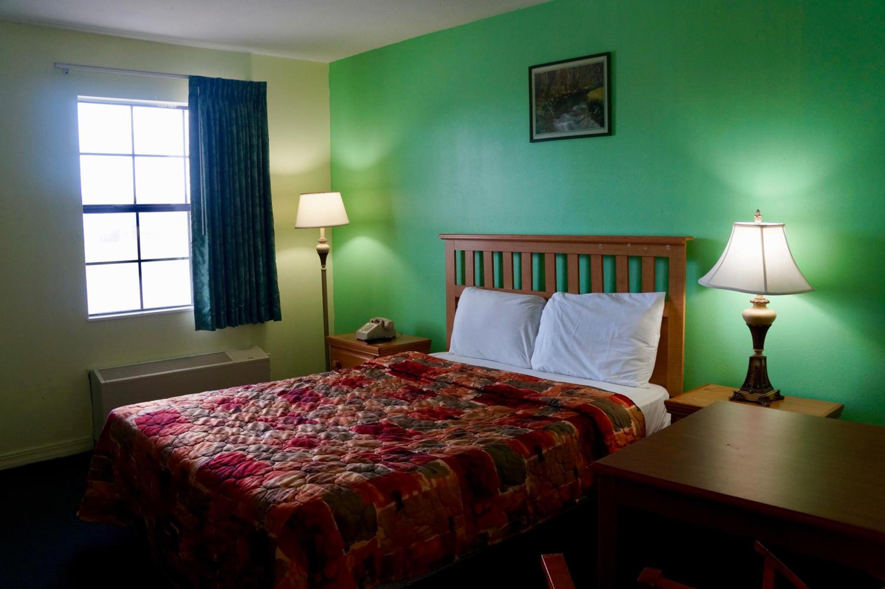 Queen Room - Non-Smoking photo 2