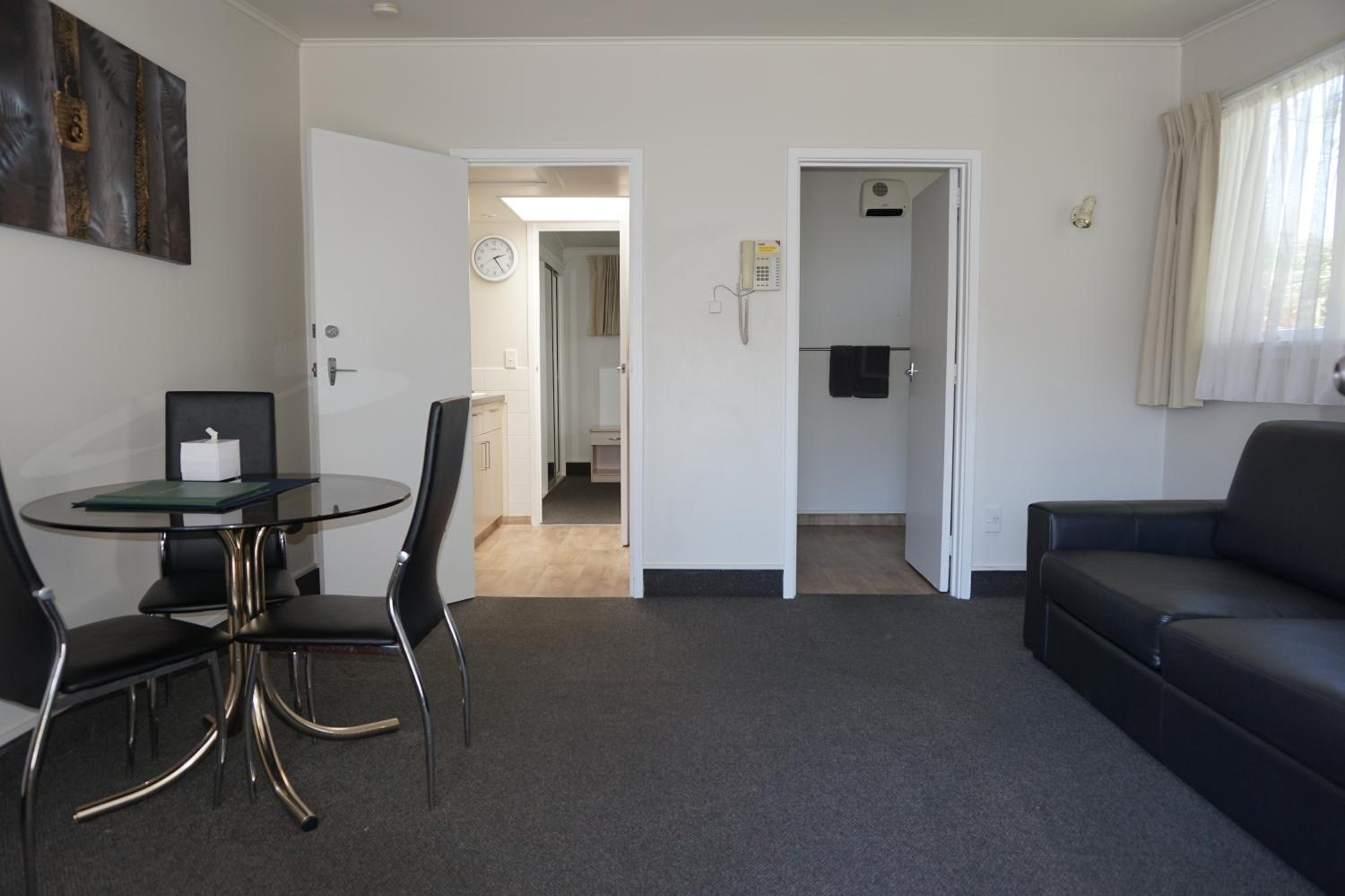 One-Bedroom Apartment with King Bed - Photo 8