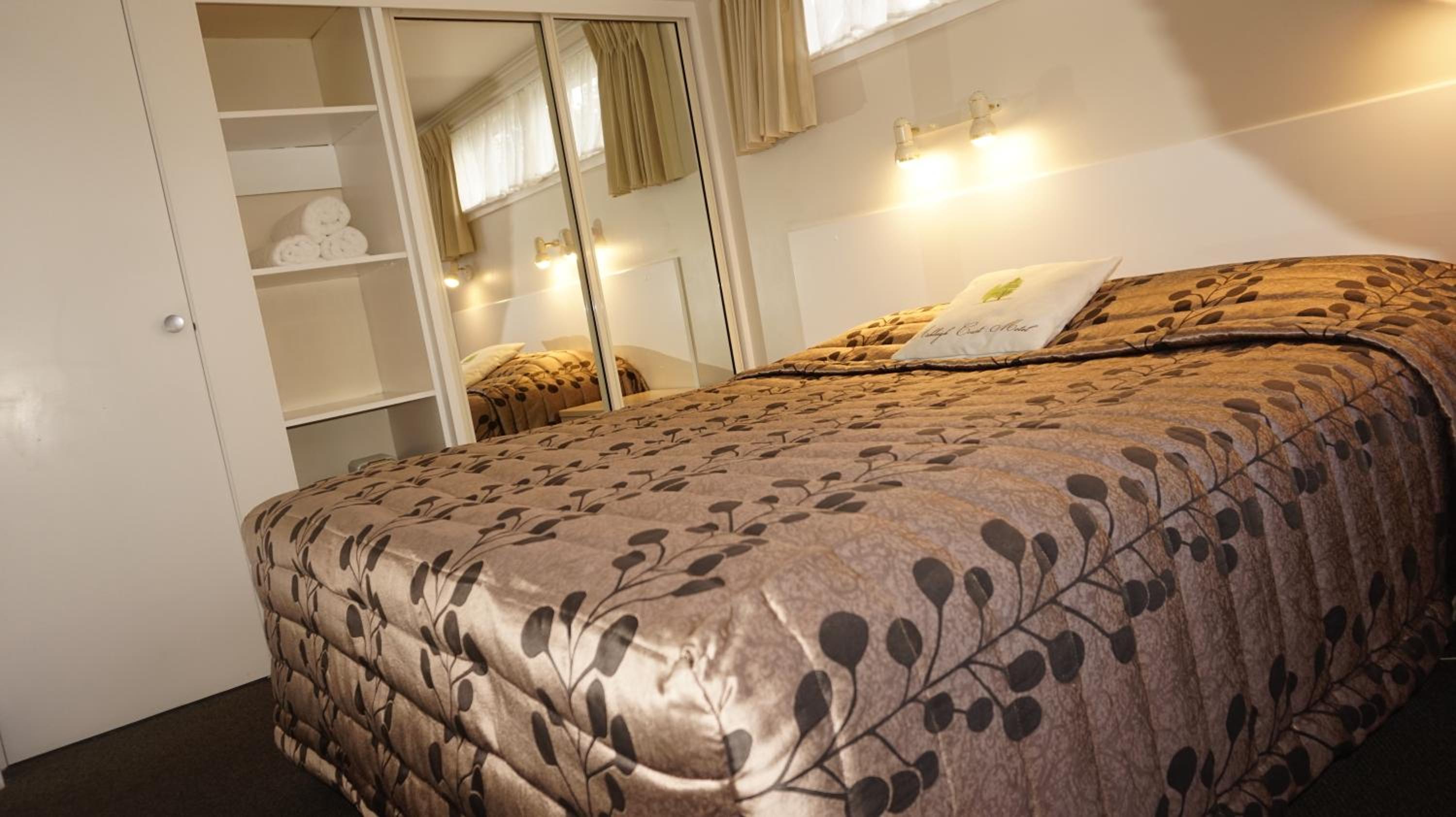 One-Bedroom Apartment with King Bed - Photo 7