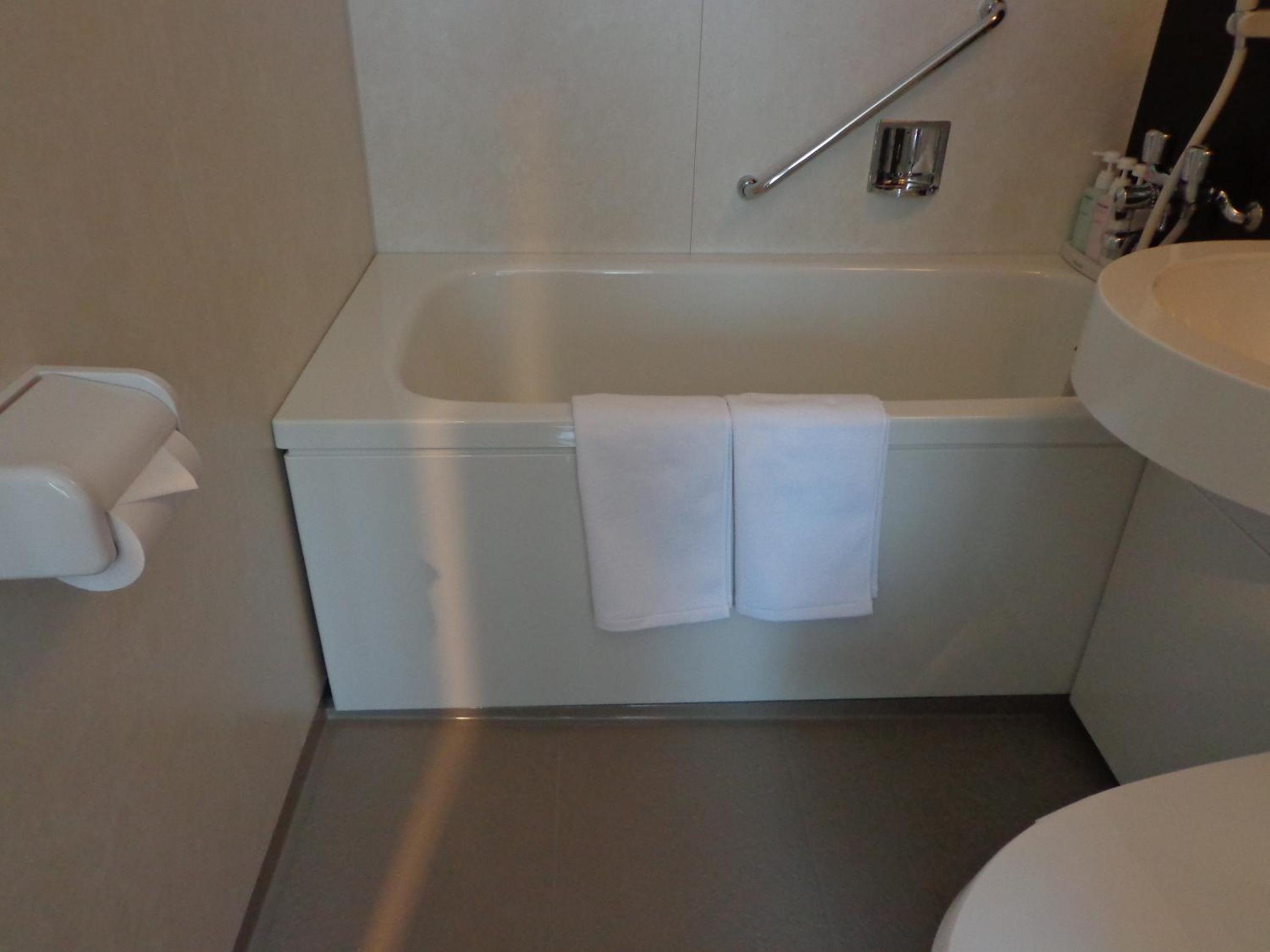 Twin Room - Non-Smoking - Photo 2