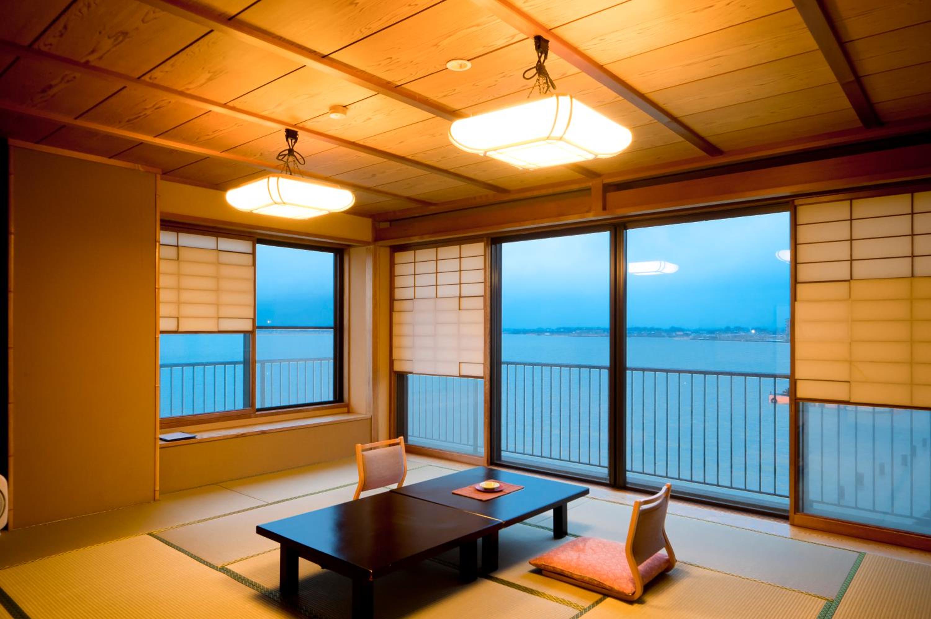 Family Room with Lake View - Non-Smoking photo 1