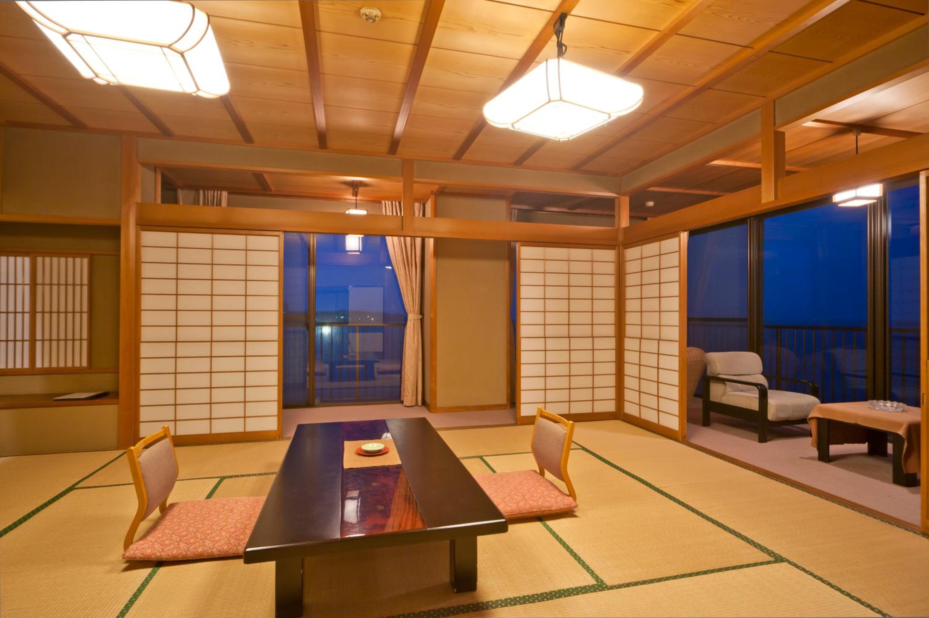 Family Room with Lake View - Non-Smoking photo 2