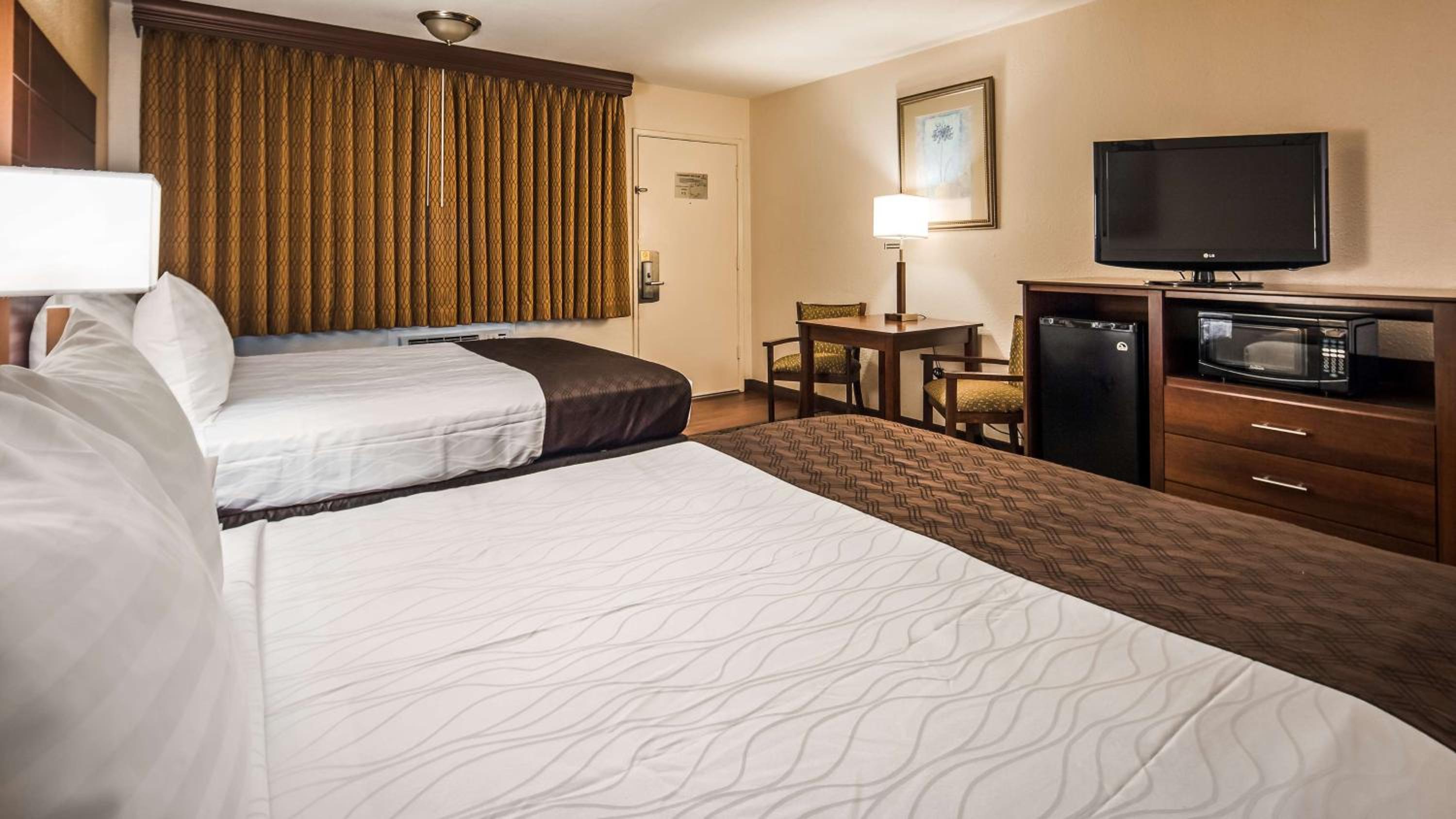Queen Room with Two Queen Beds - Non-Smoking - Photo 4