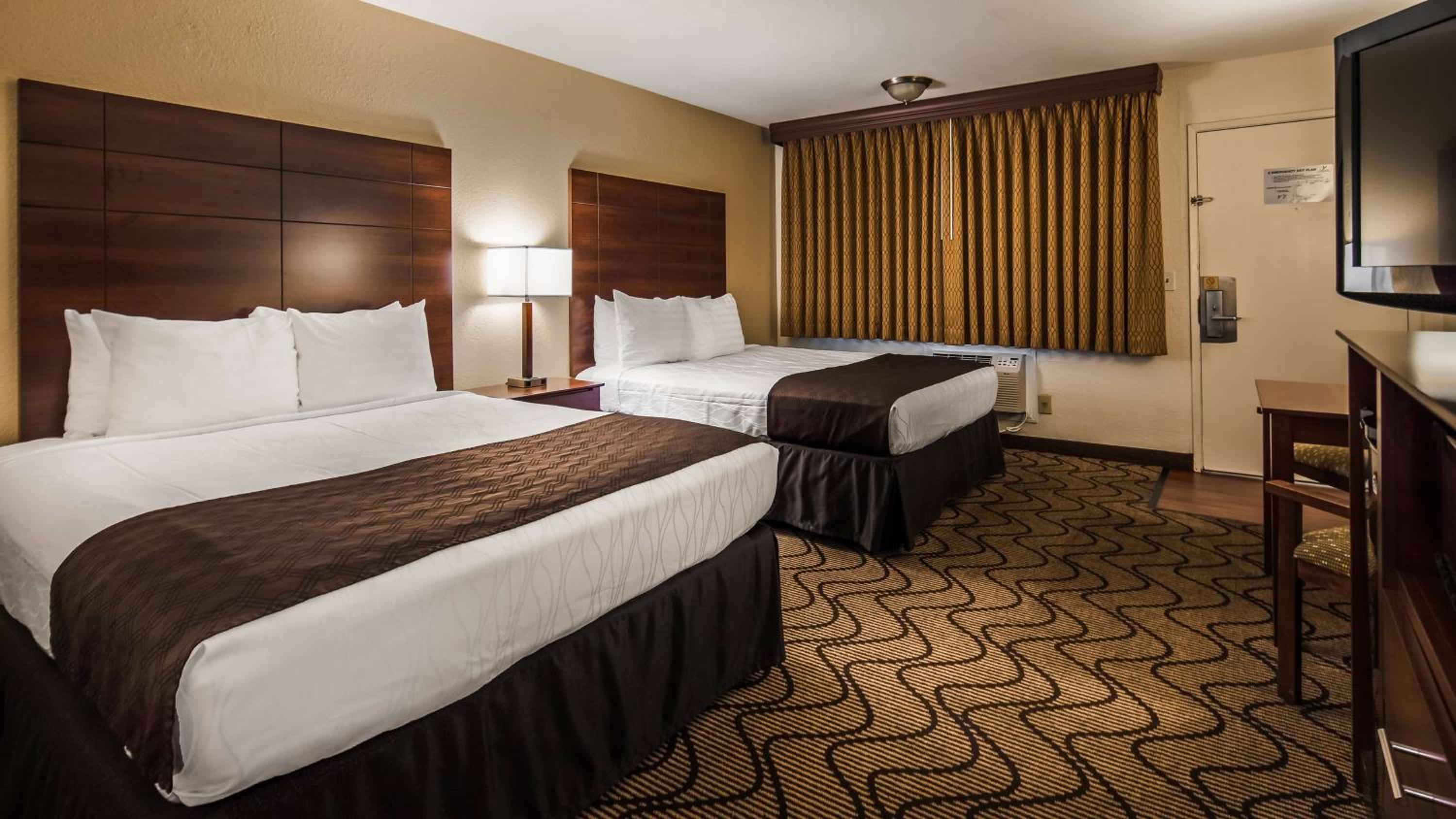 Queen Room with Two Queen Beds - Non-Smoking - Photo 5
